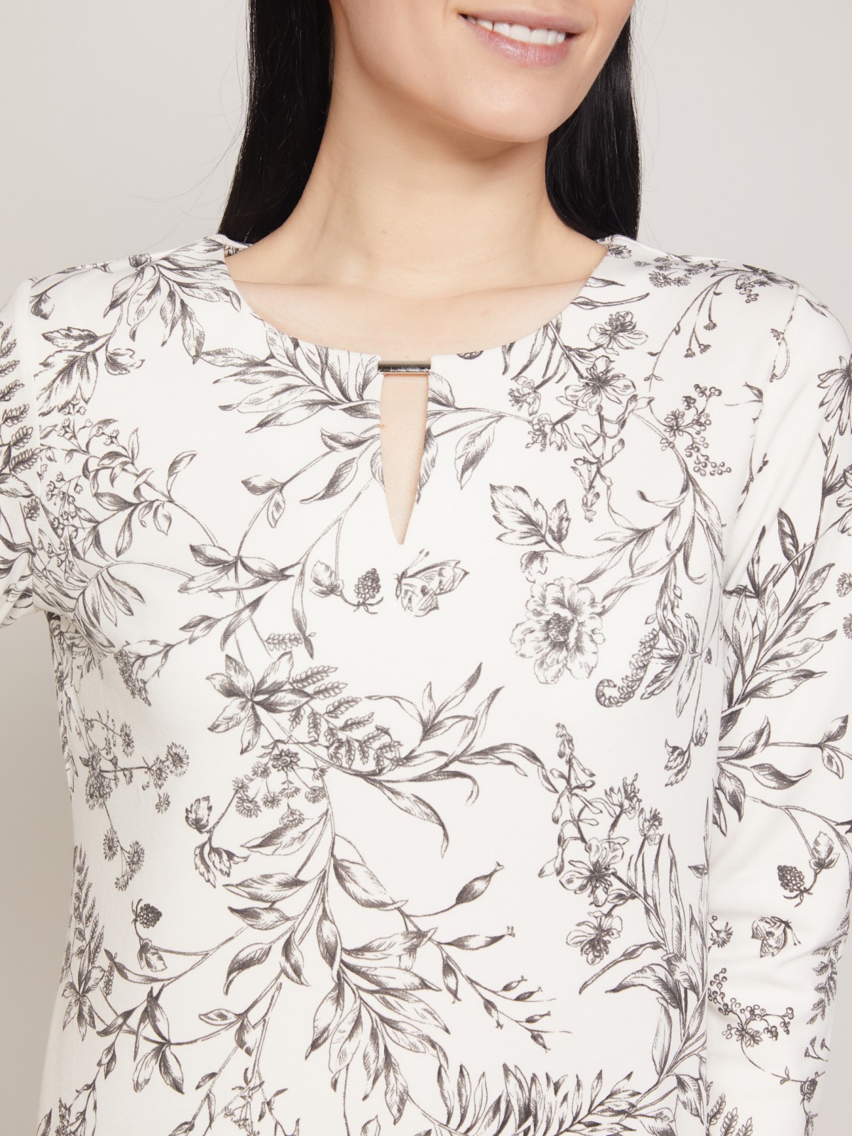 Блузка с фигурным вырезом и цветочным принтом