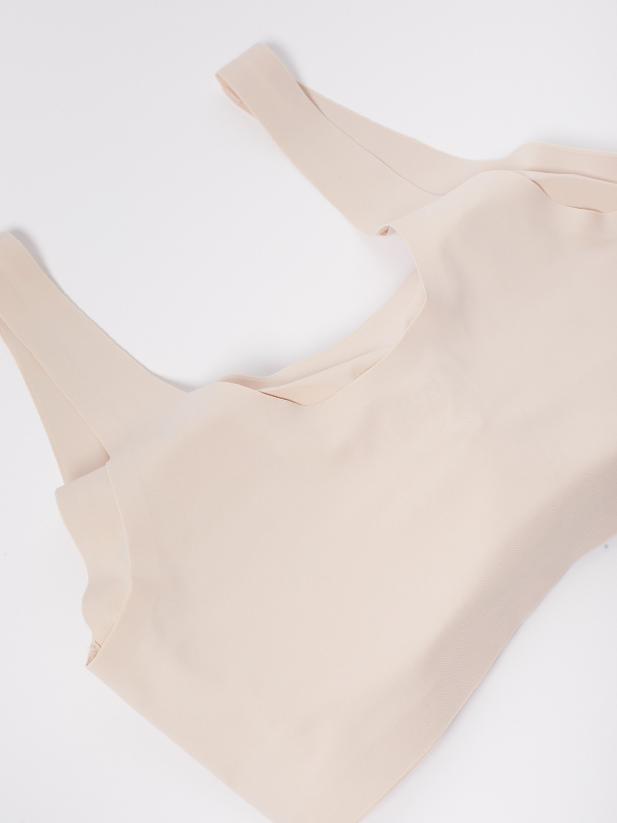 Бесшовный топ на широких бретелях
