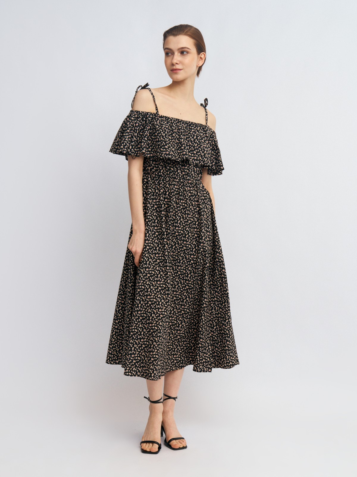 Платье-сарафан с открытыми плечами и разрезом