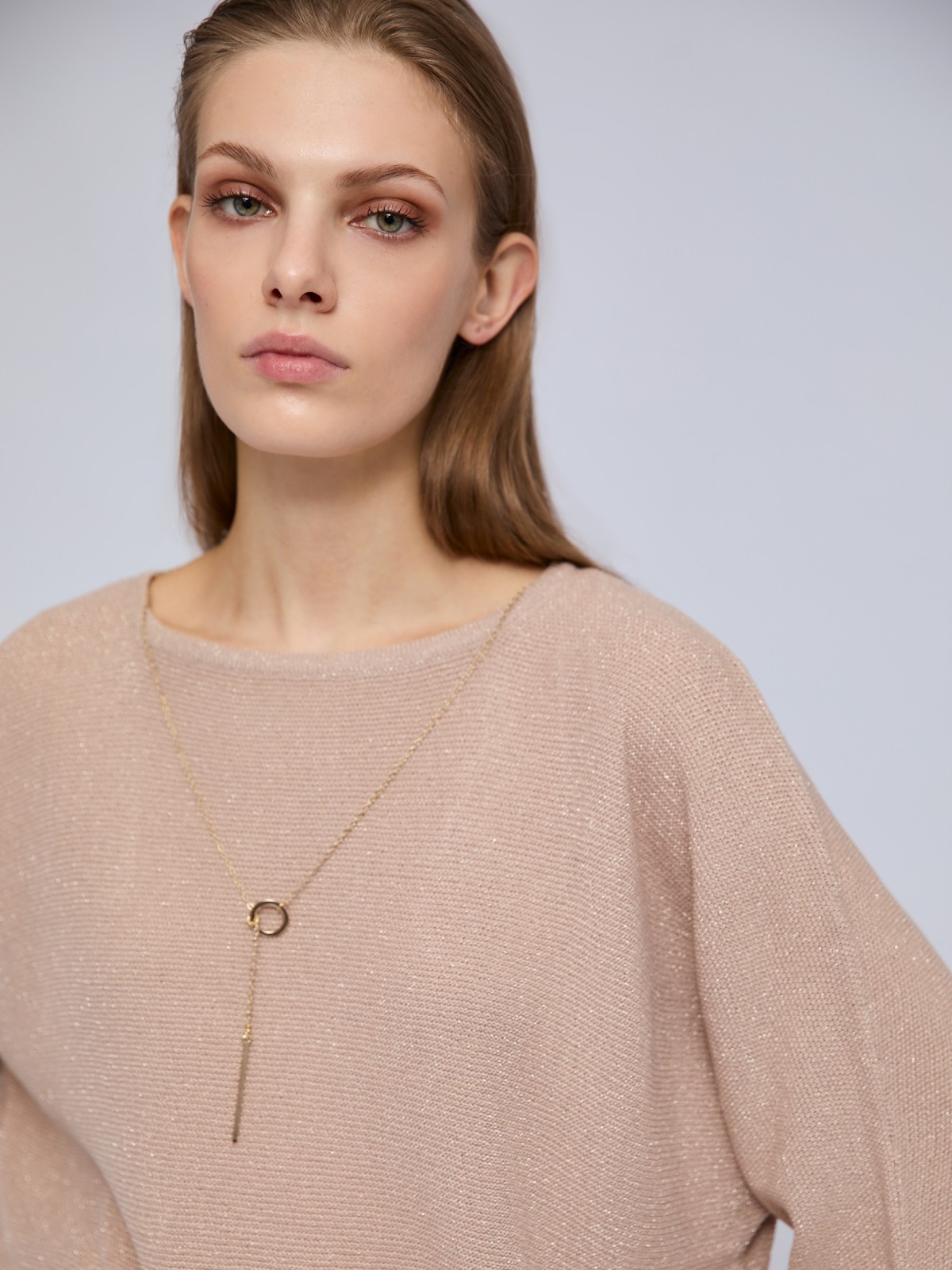 Блестящий джемпер с люрексом и декоративной подвеской