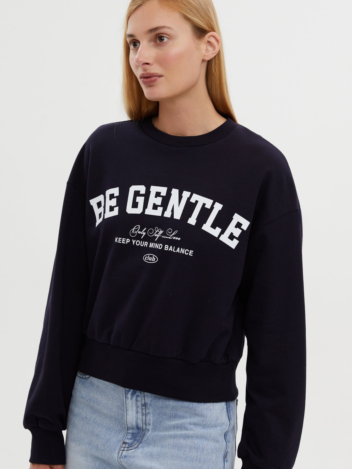 Короткий утеплённый свитшот с начёсом и принтом