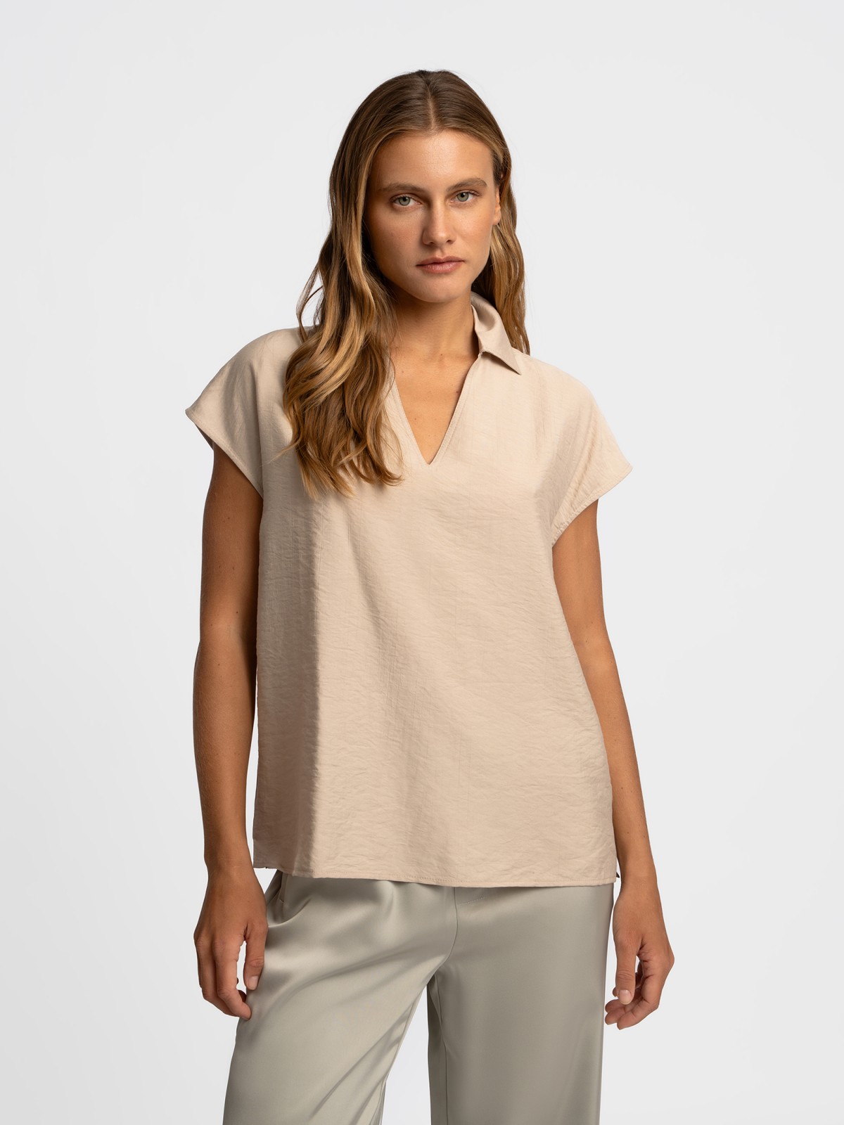 Блузка с вырезом и коротким рукавом