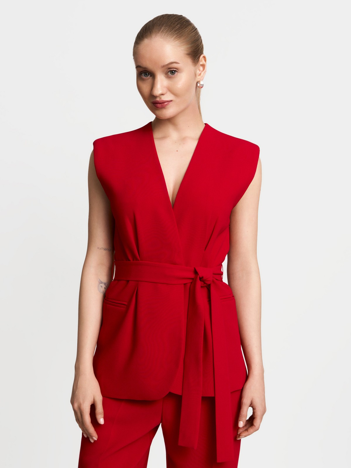 Классический удлинённый жилет с поясом