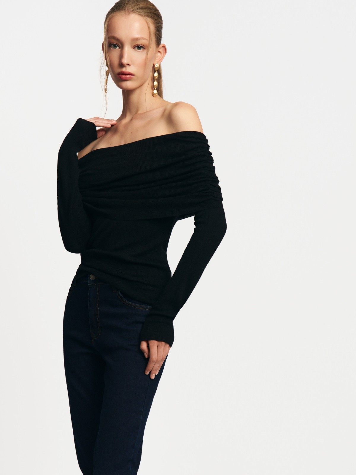 Трикотажный джемпер с открытыми плечами