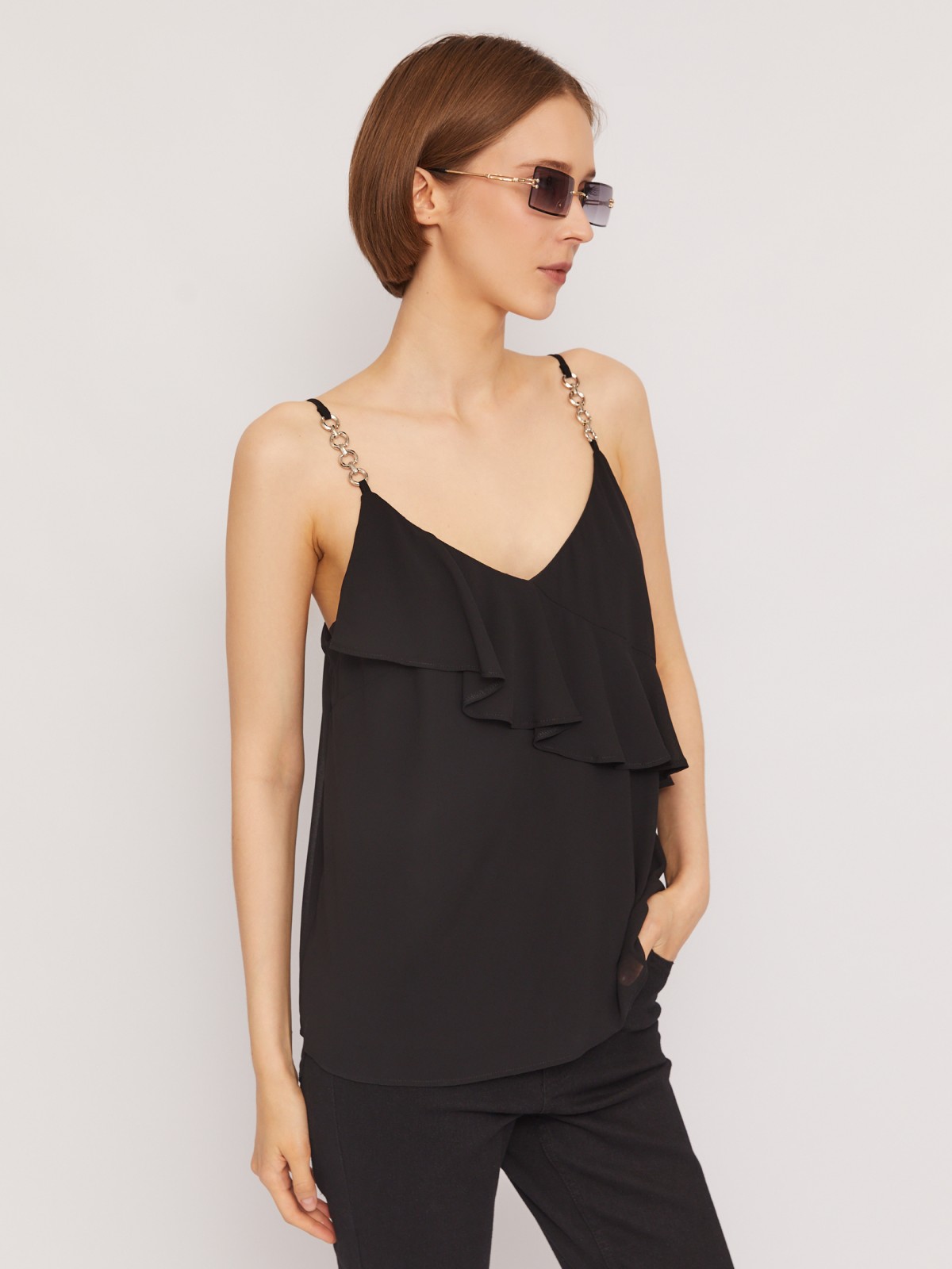 Открытый топ на тонких бретелях с цепочками