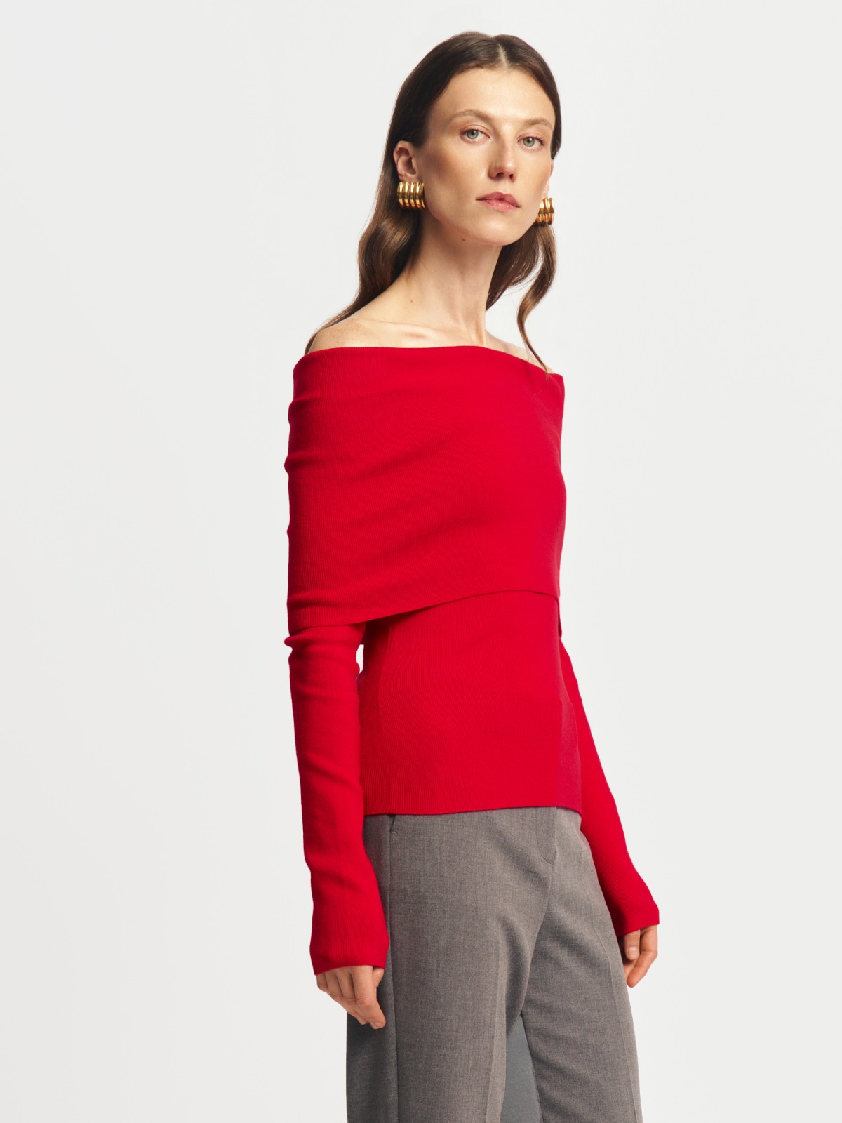 Трикотажный джемпер с открытыми плечами