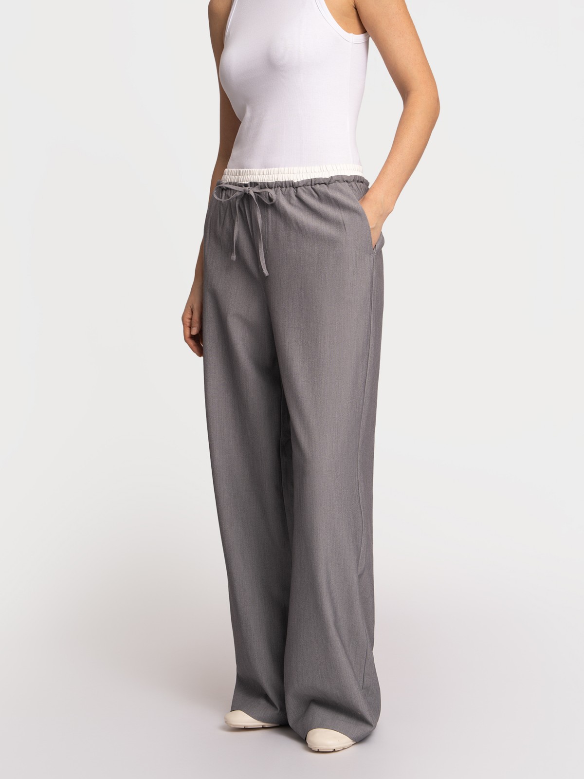 Прямые брюки на резинке с акцентным поясом