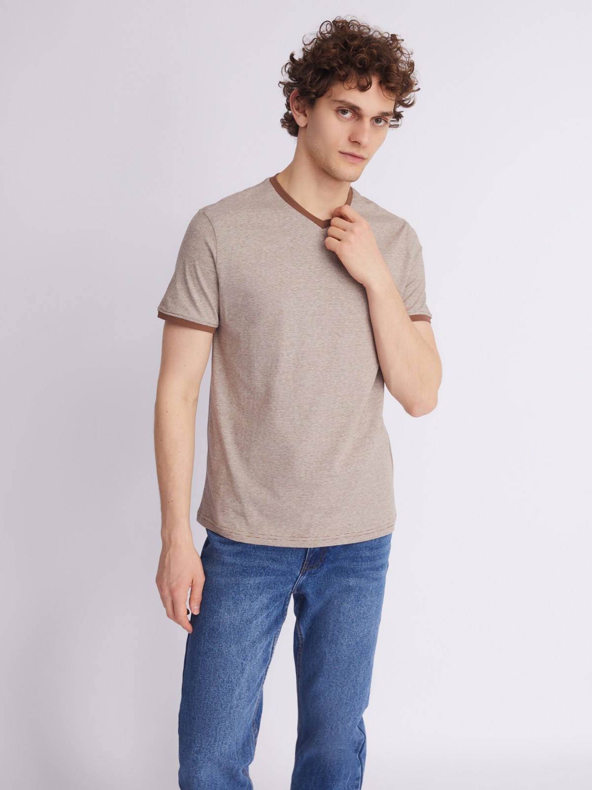 Футболка в полоску с треугольным вырезом