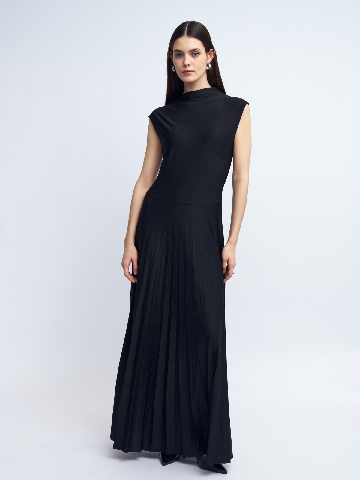 Платье без рукавов с юбкой плиссе и драпировкой