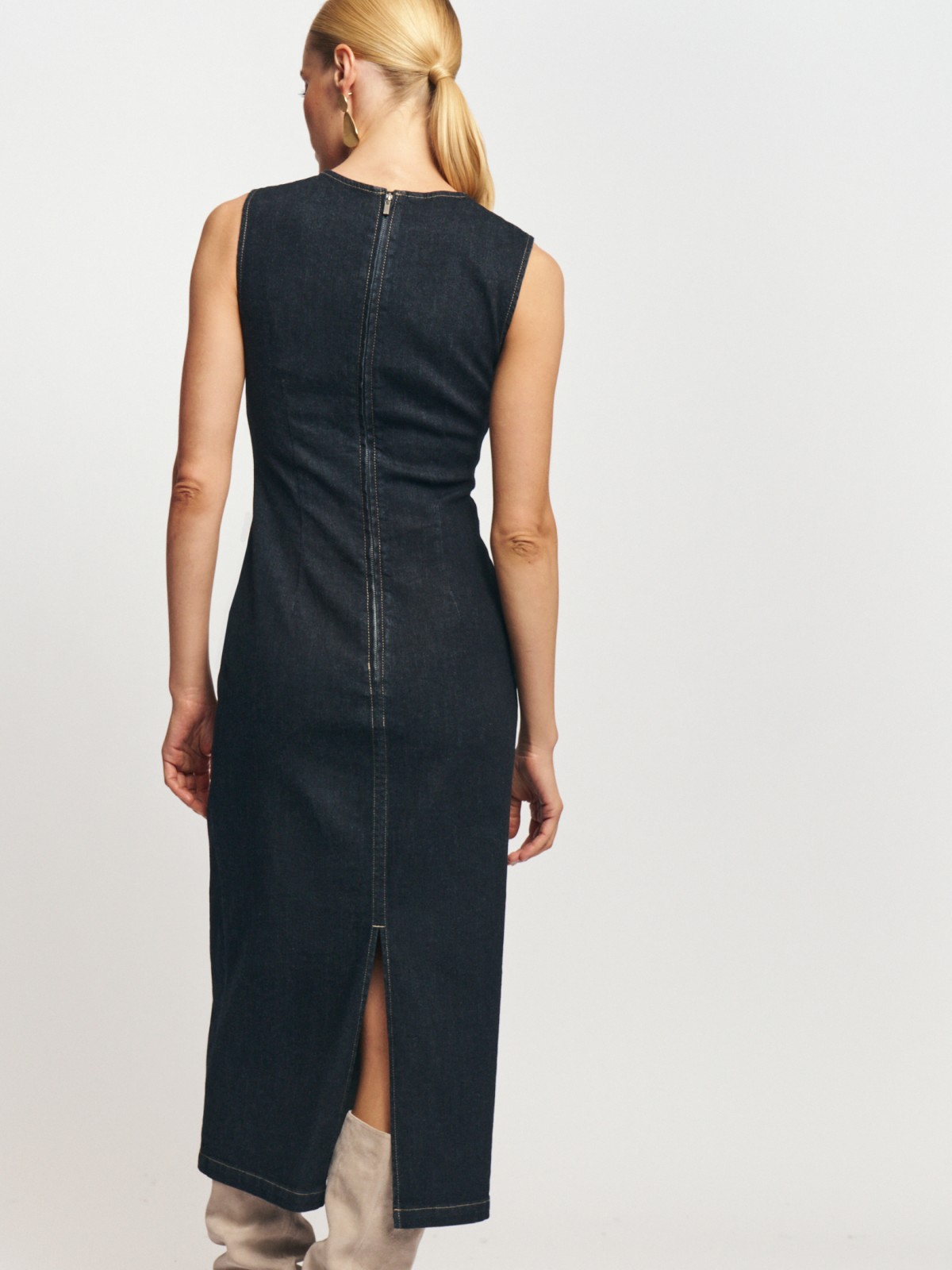 Джинсовое платье миди из хлопка без рукавов