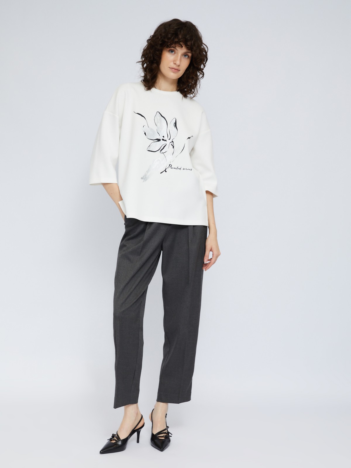 Свитшот оверсайз силуэта с укороченными рукавами и принтом