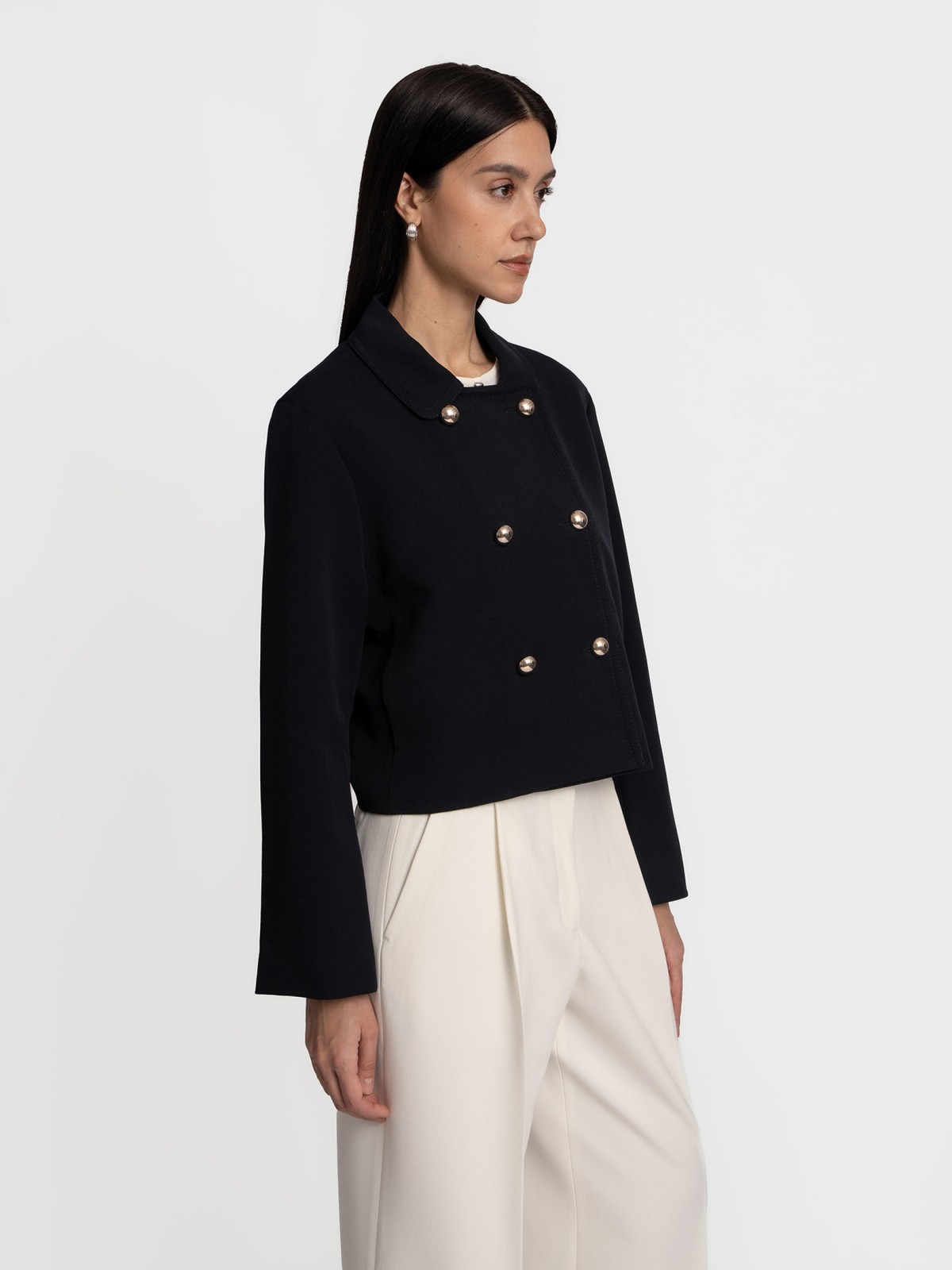 Короткая куртка-жакет на пуговицах