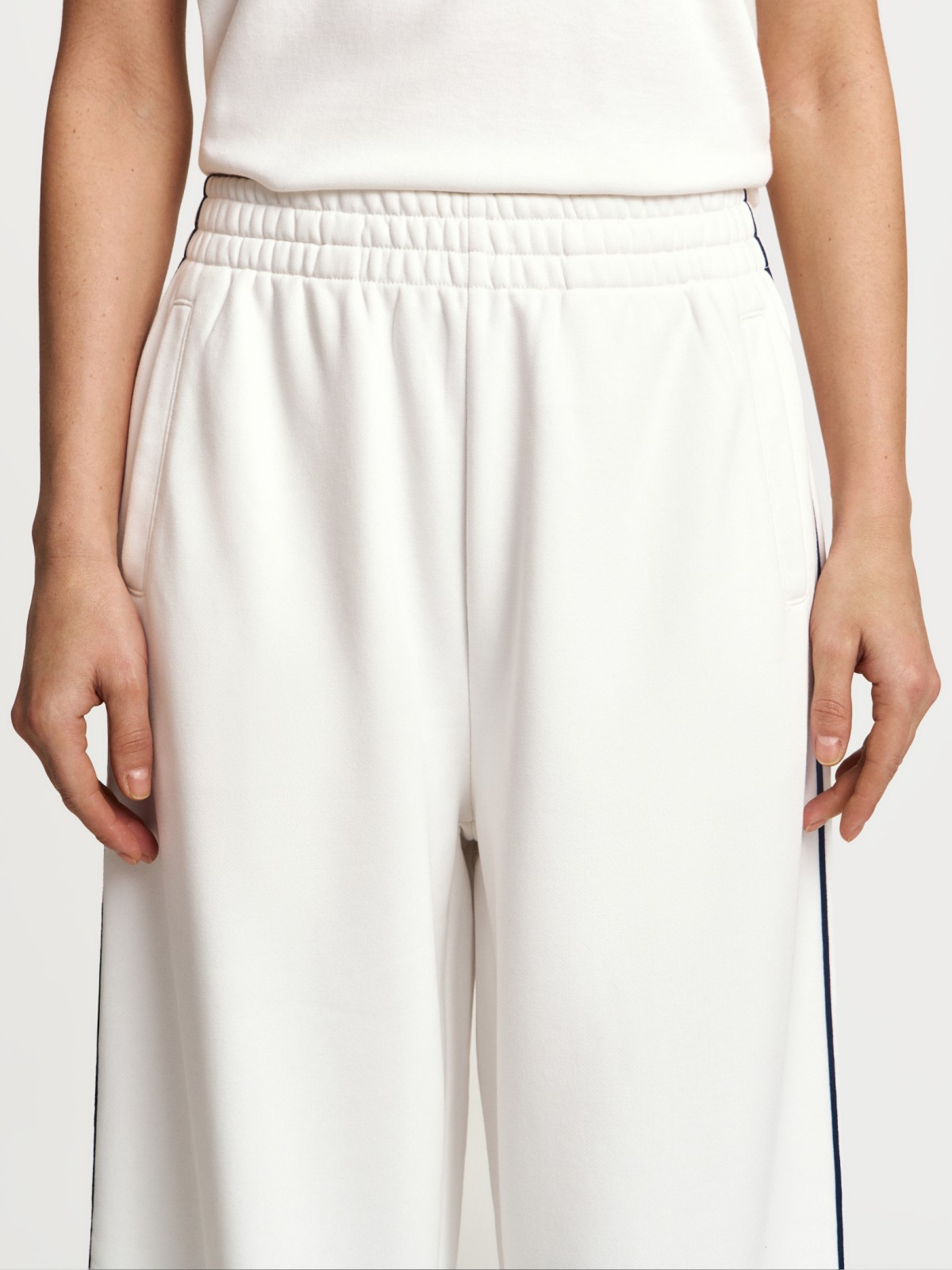 Трикотажные брюки на резинке