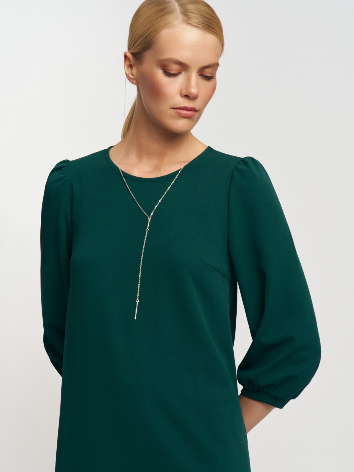 Платье А-силуэта длины мини с цепочкой