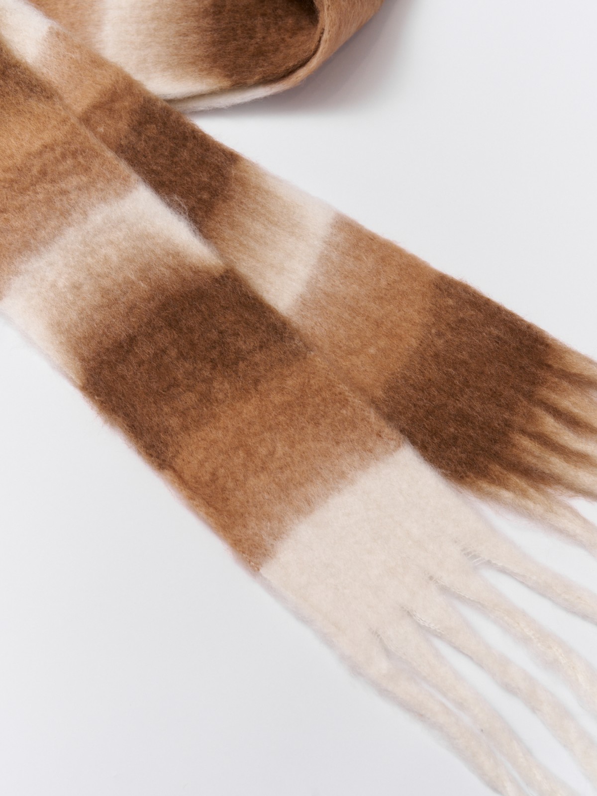 Тёплый шарф с длинной бахромой