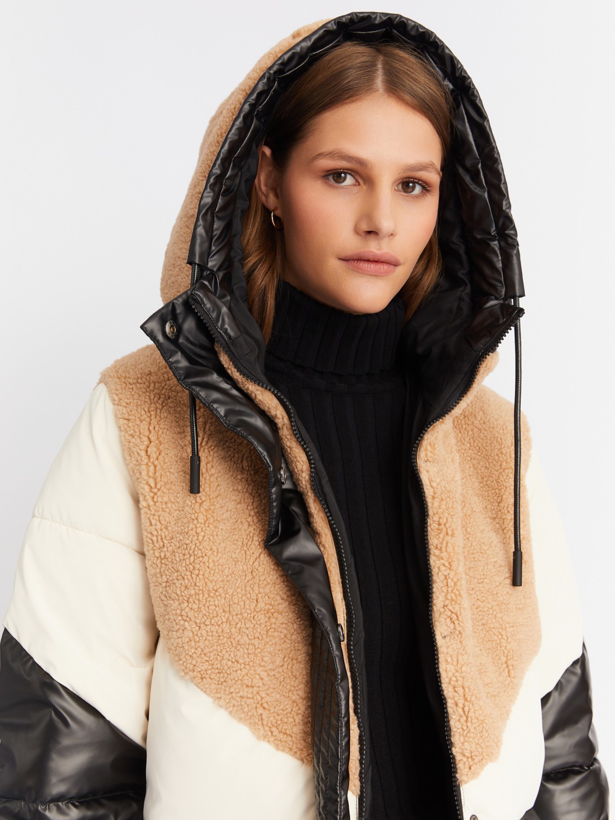 Тёплая куртка-пальто из экокожи с отделкой из экомеха и капюшоном