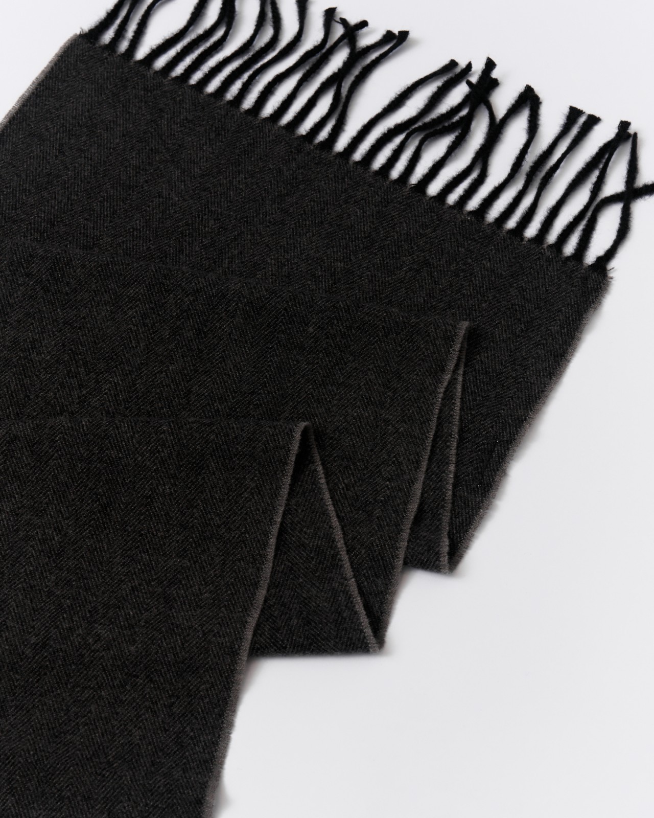 Тканевый шарф с длинной бахромой