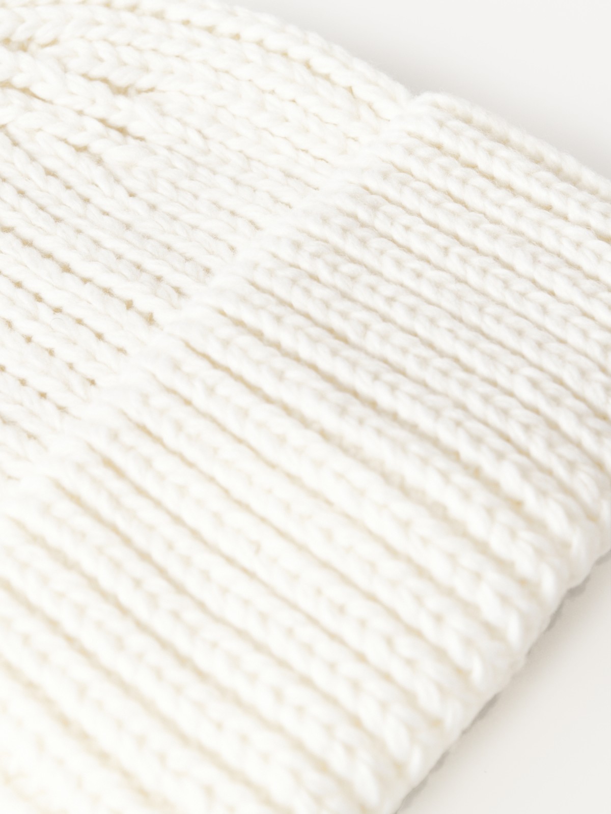 Вязаная шапка-бини с шерстью