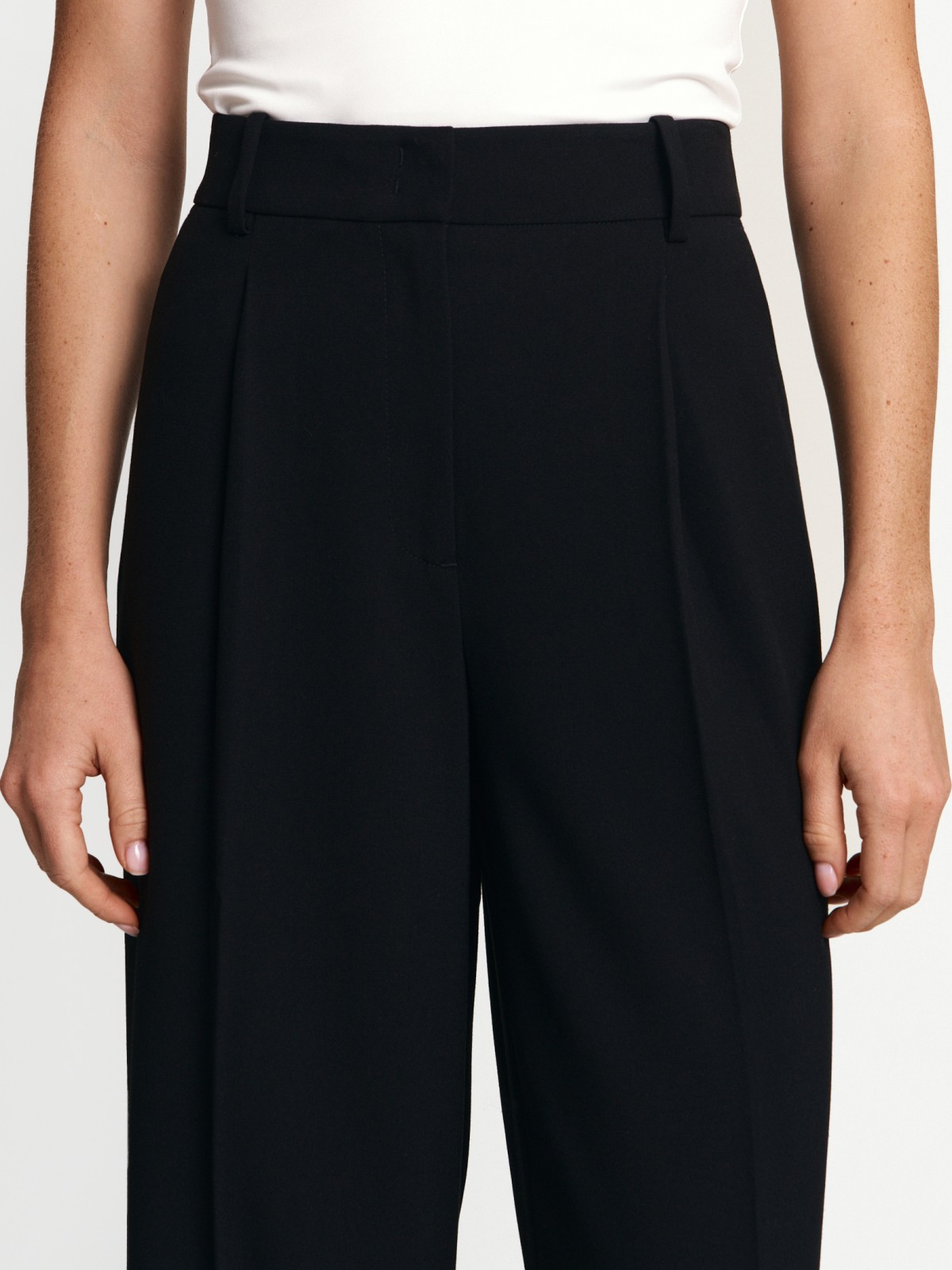 Брюки прямого силуэта с защипами