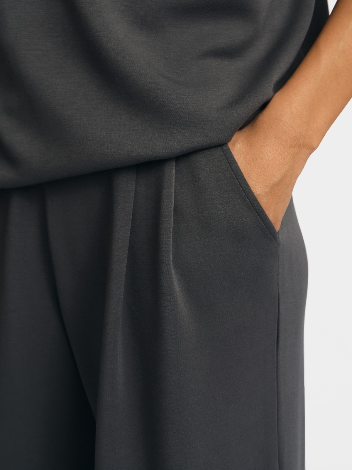 Трикотажные брюки на резинке