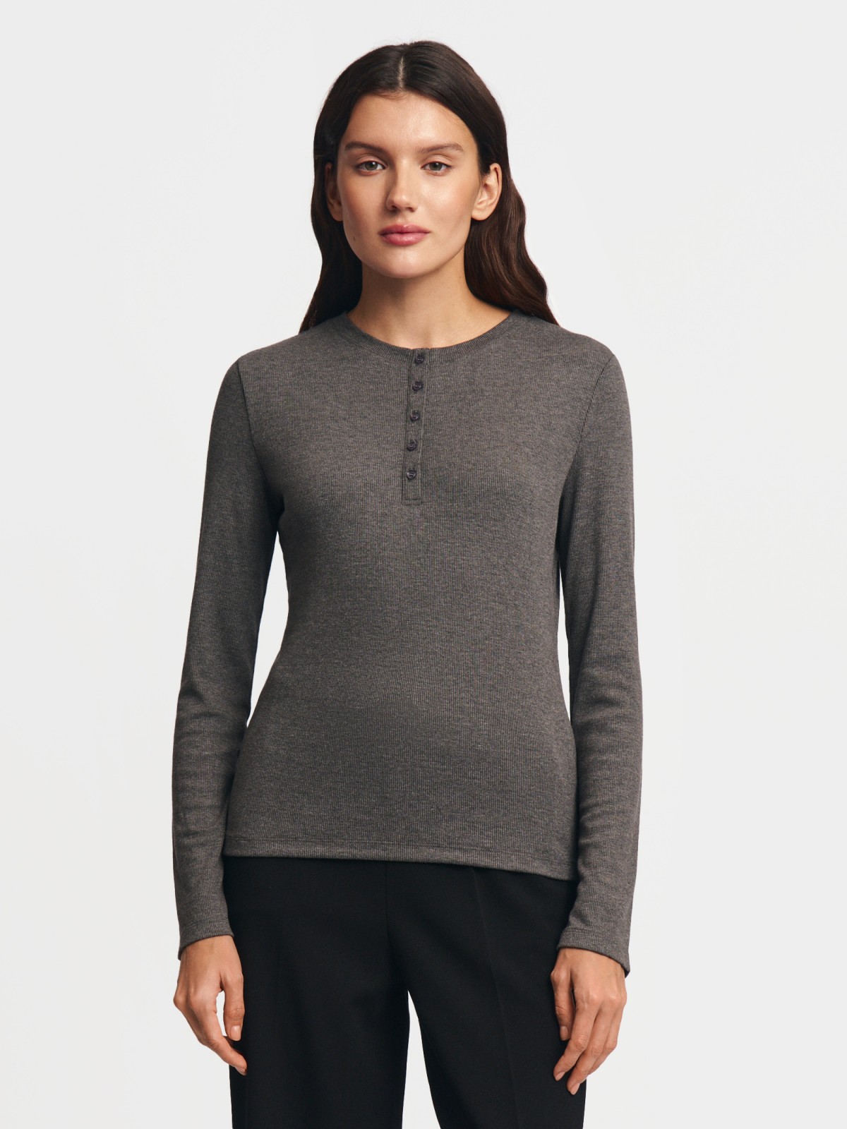 Трикотажный лонгслив хенли на пуговицах