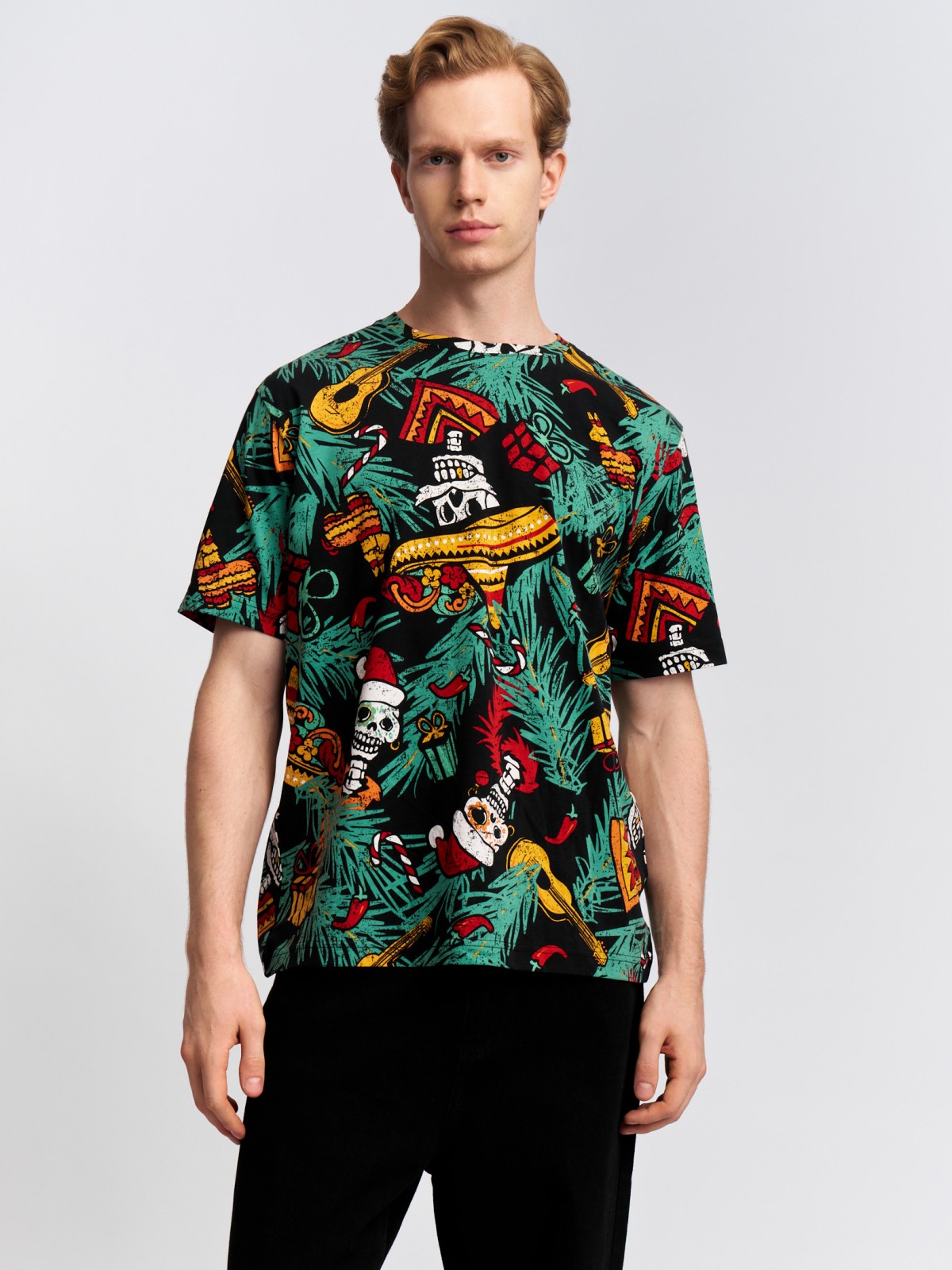 Новогодняя футболка из хлопка с принтом 699₽