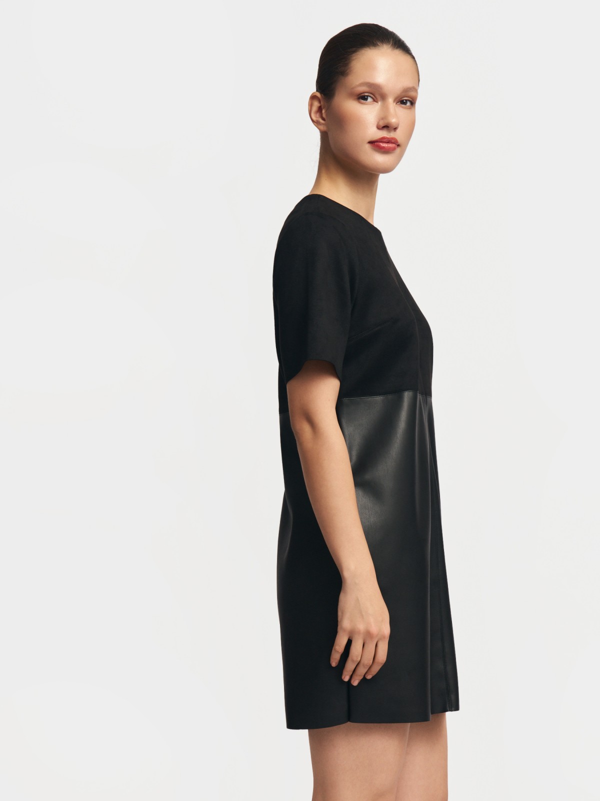 Комбинированное платье-футболка из экокожи и экозамши