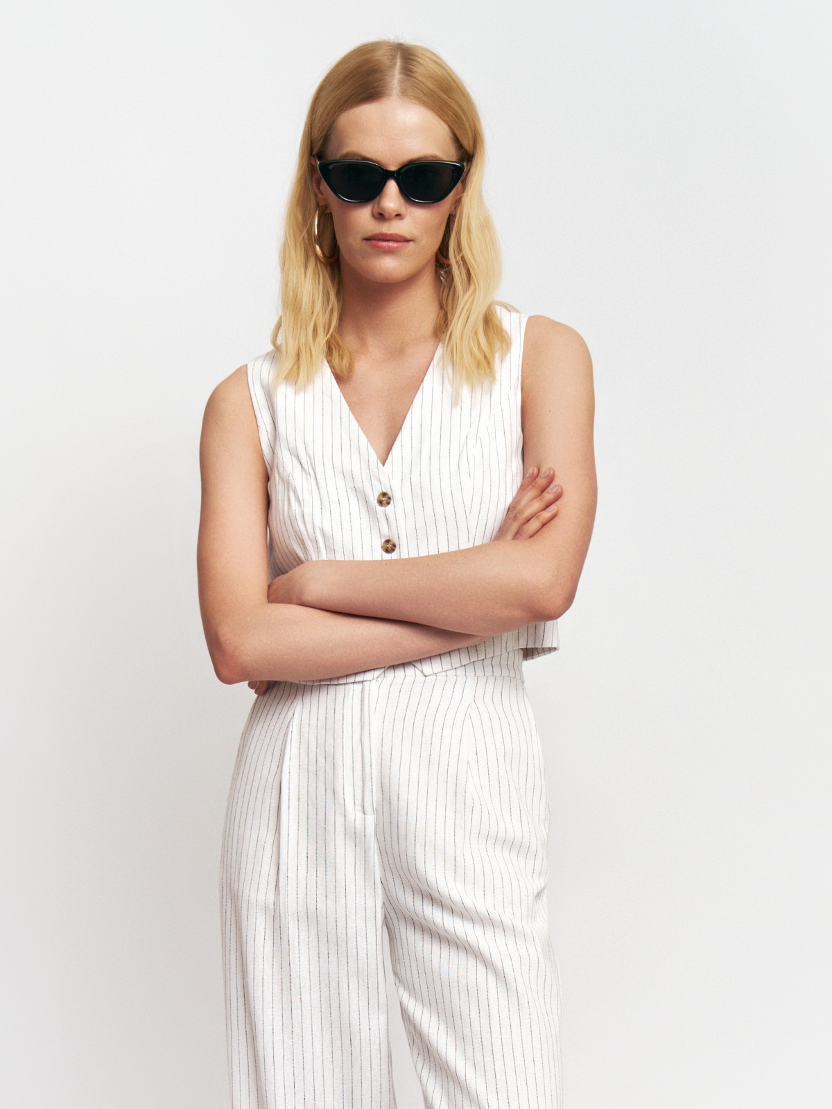 Льняной короткий жилет в полоску