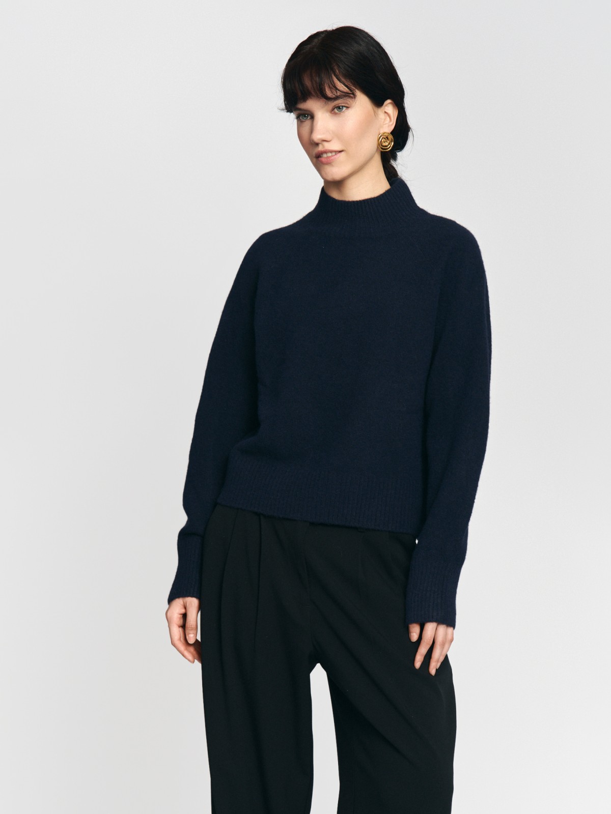 Вязаный свитер с воротником-стойкой