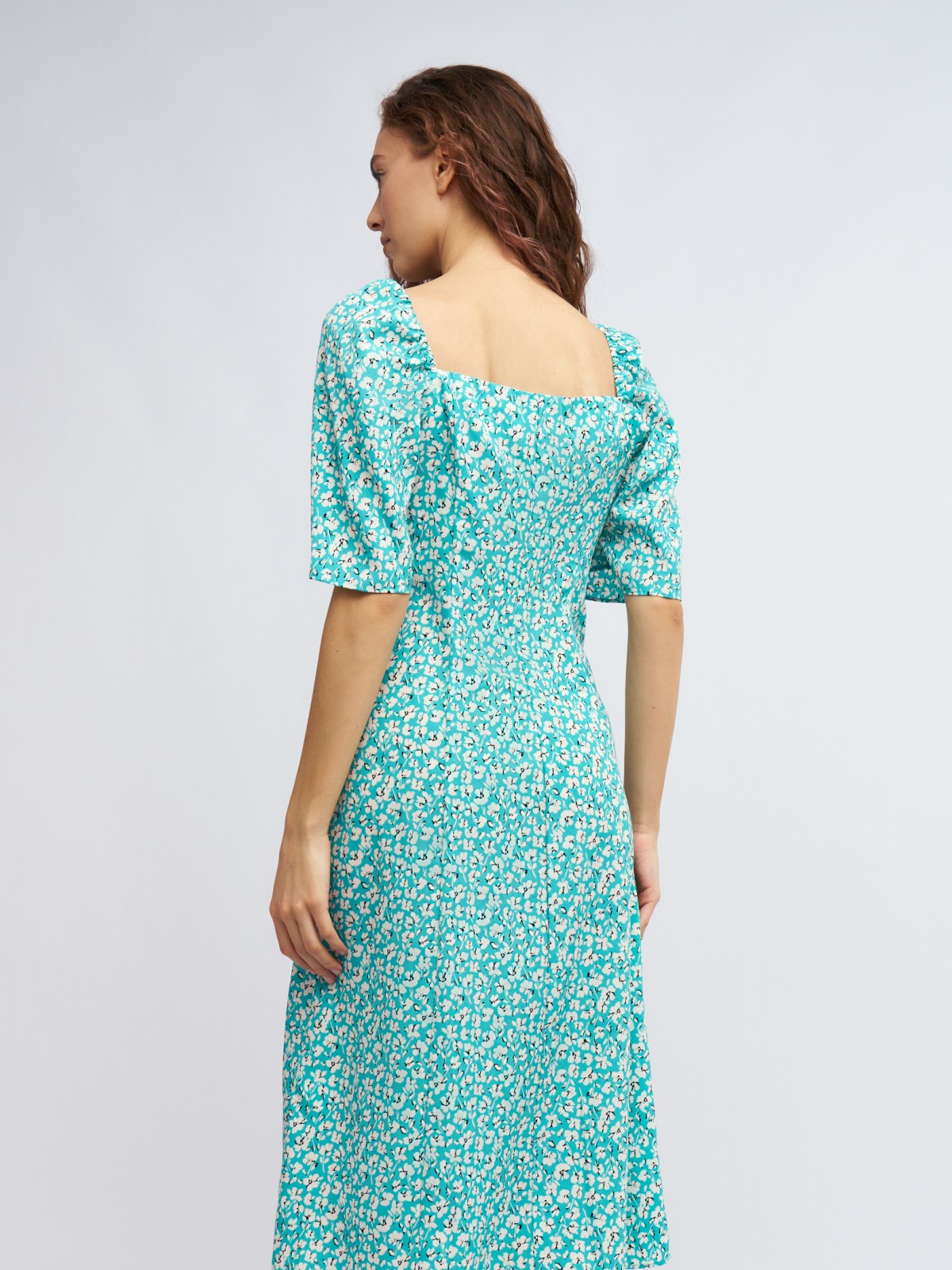 Платье с разрезом и цветочным принтом