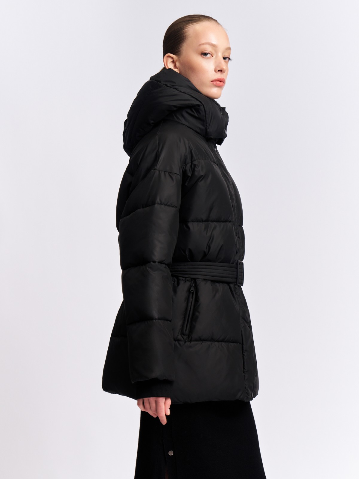 Тёплая куртка с капюшоном и поясом