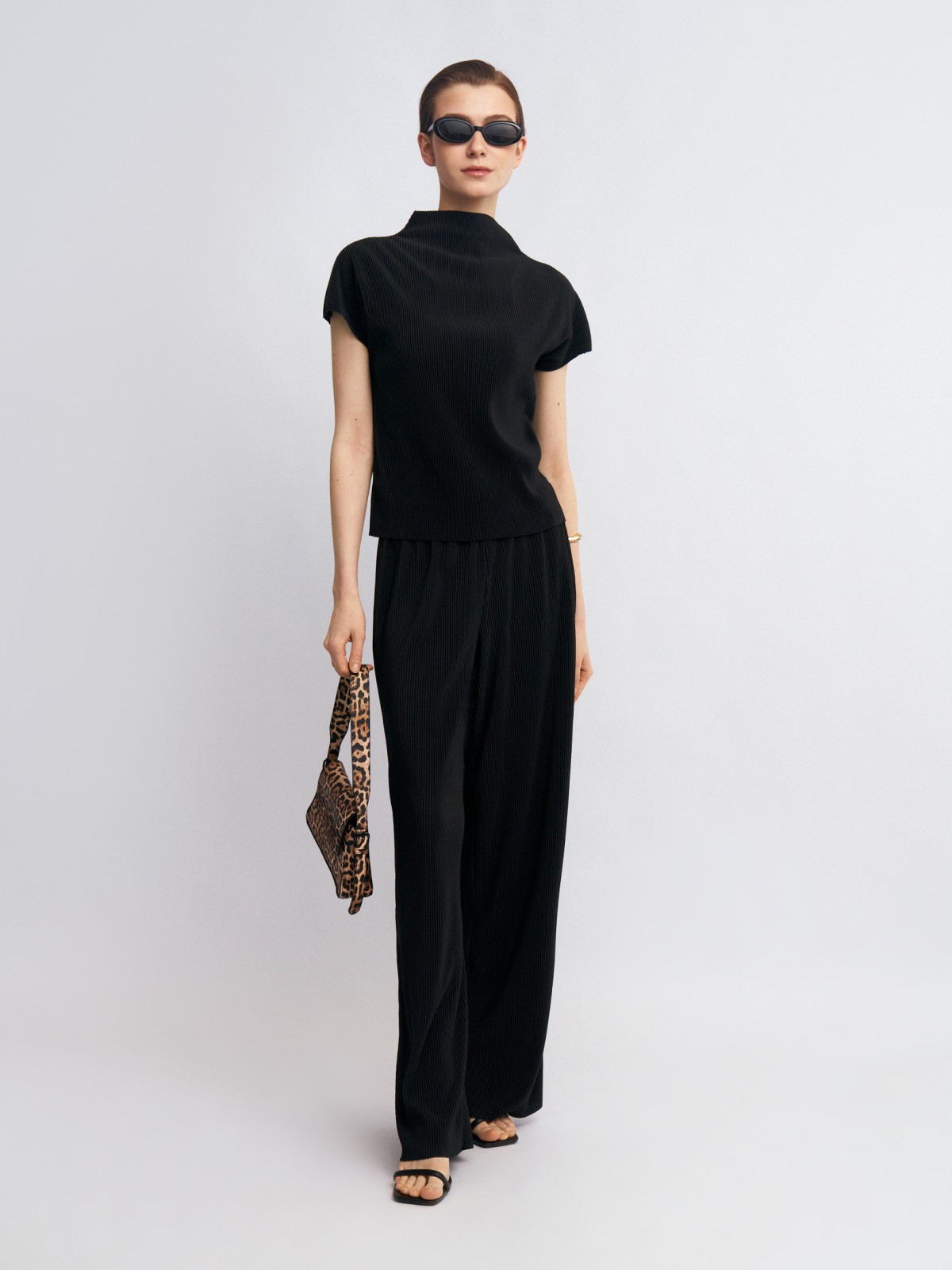 Футболка из фактурной ткани с коротким рукавом