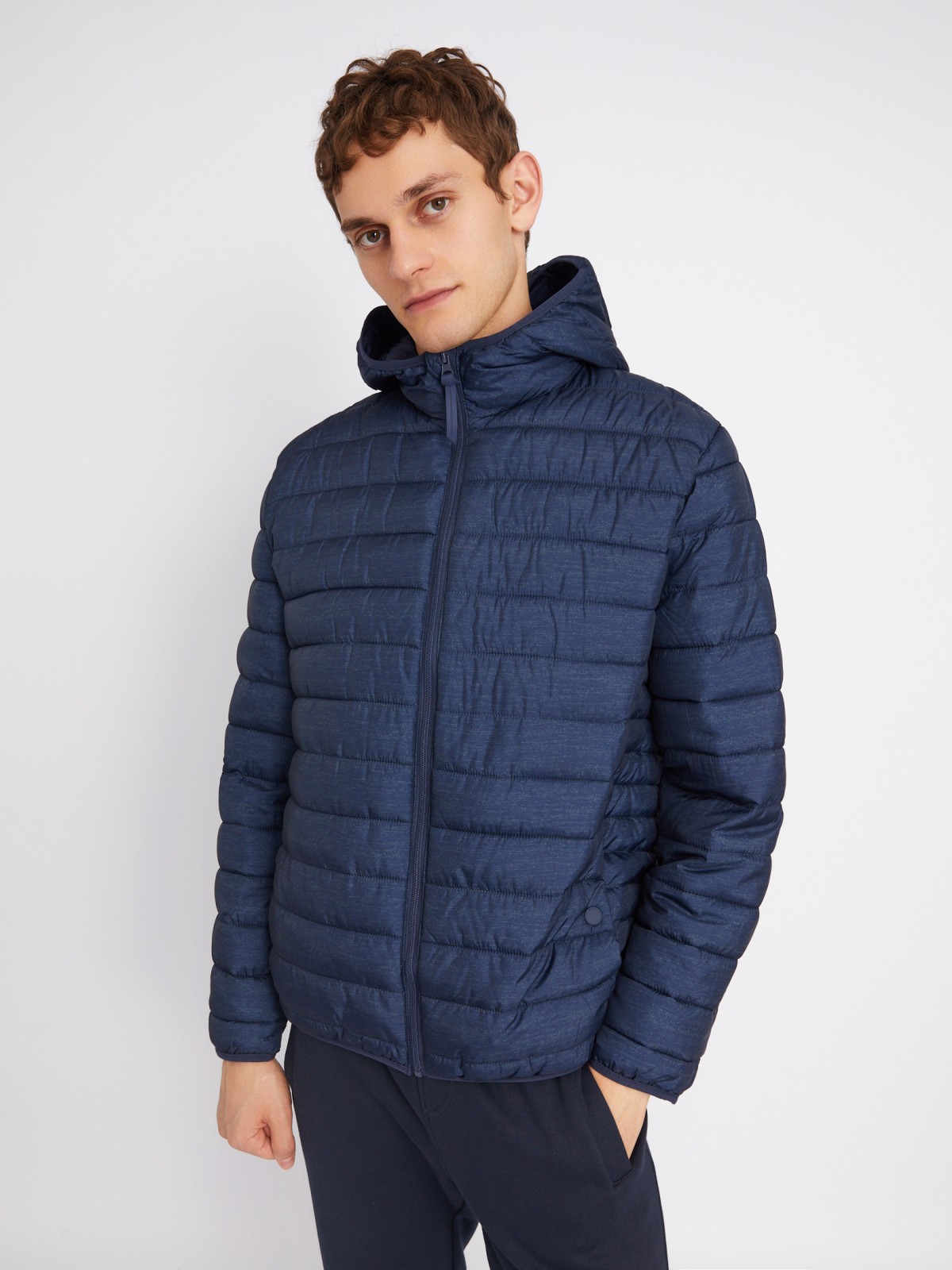 Лёгкая утеплённая стёганая куртка на молнии с капюшоном zolla 012335114184, цвет синий, размер L - фото 3