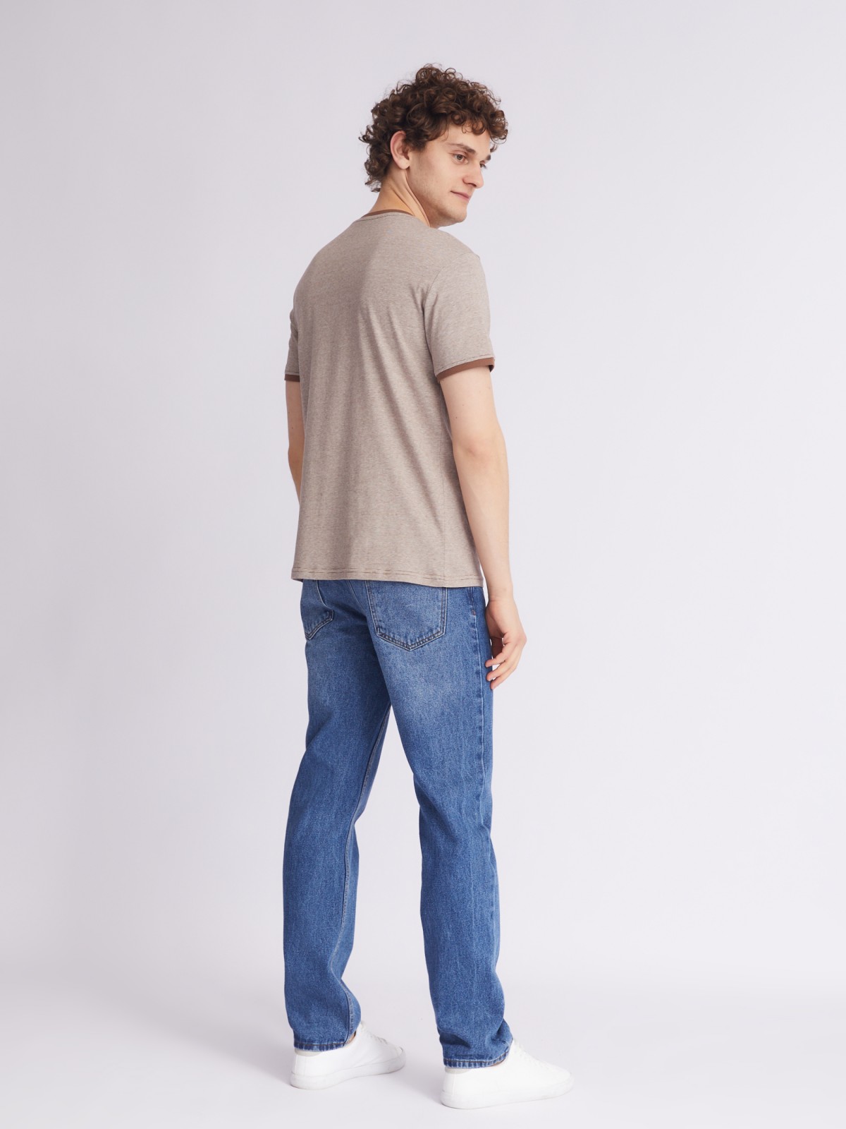 Футболка в полоску с треугольным вырезом