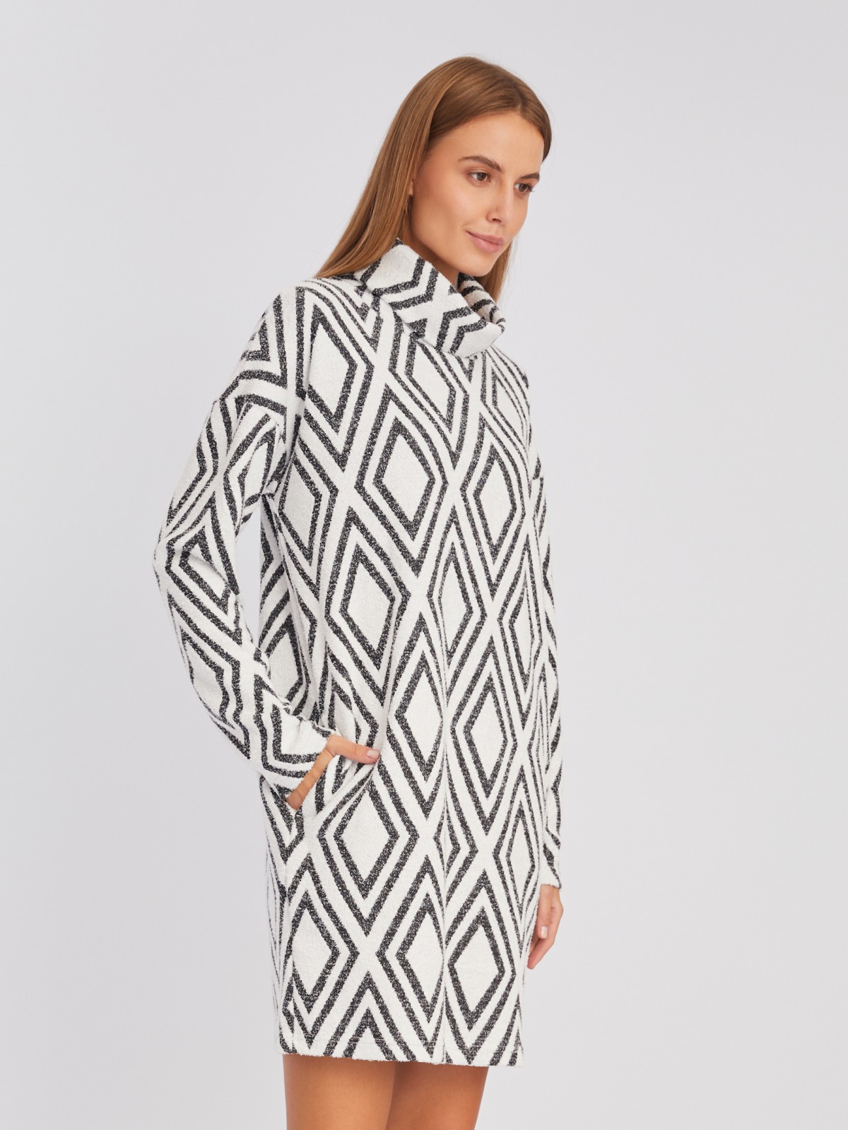 Трикотажное платье-свитер с высоким горлом и графичным узором zolla 223428135043, цвет молоко, размер S