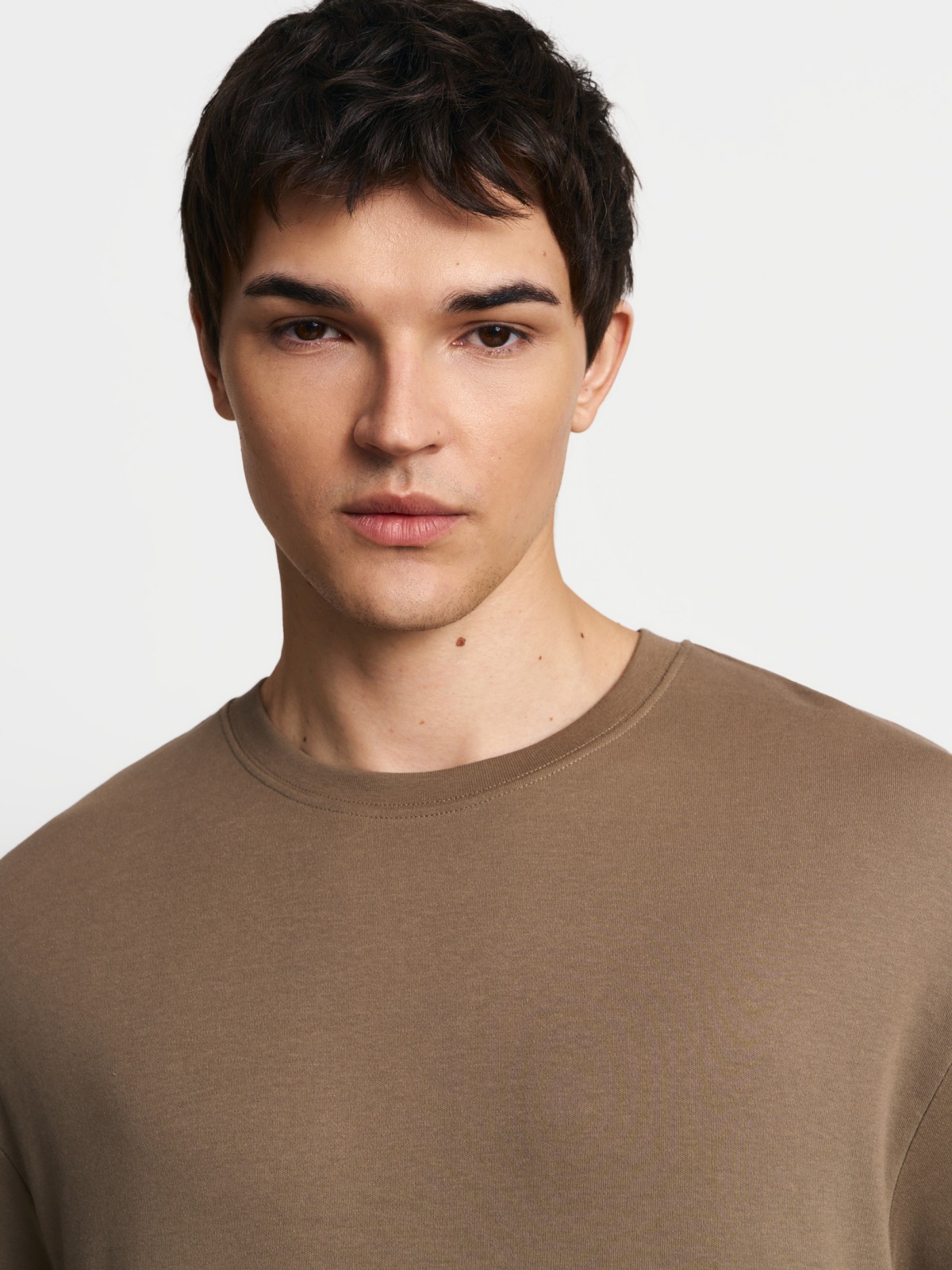 Однотонная базовая футболка из хлопка