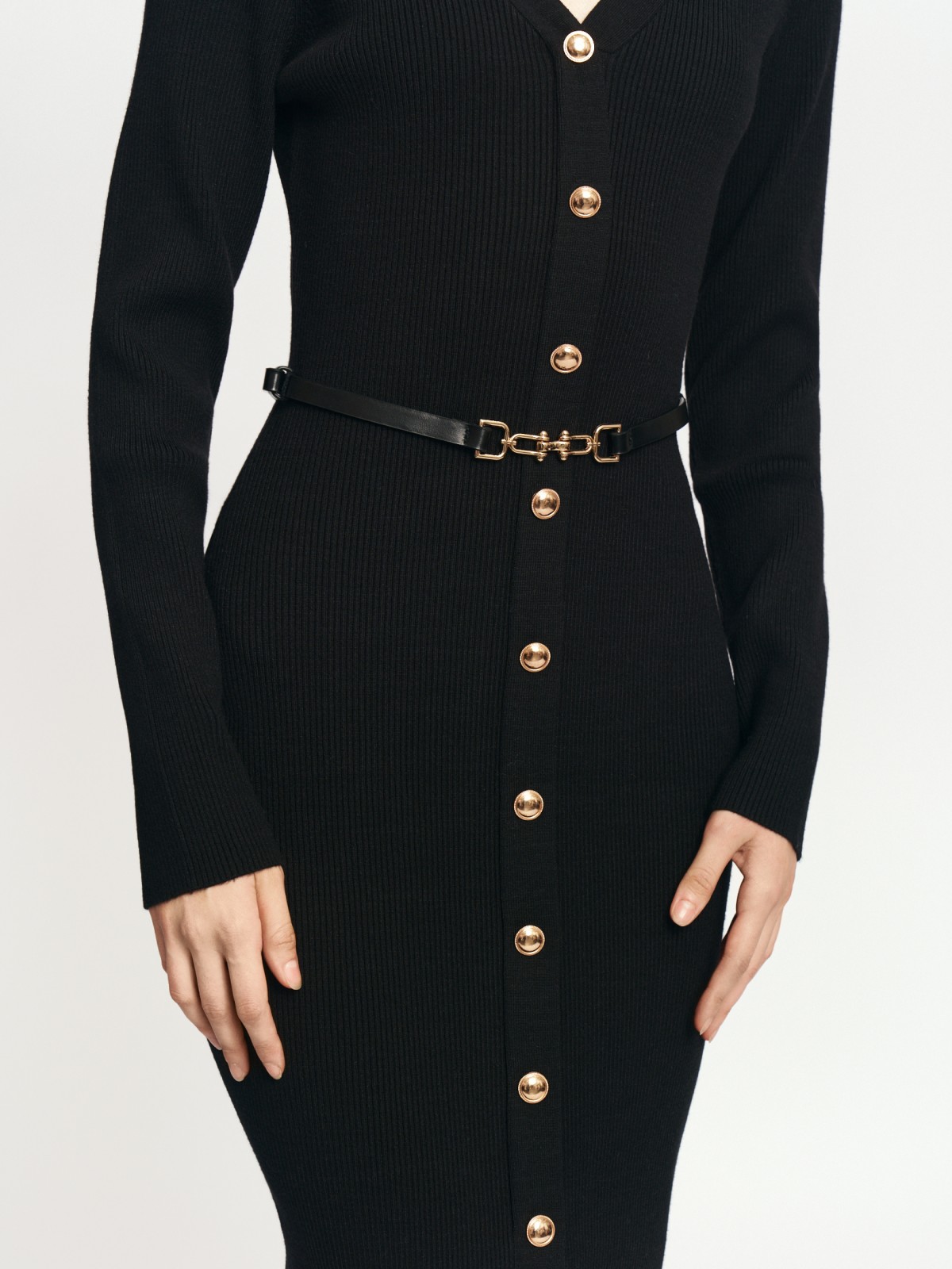 Трикотажное платье миди на пуговицах с ремнём