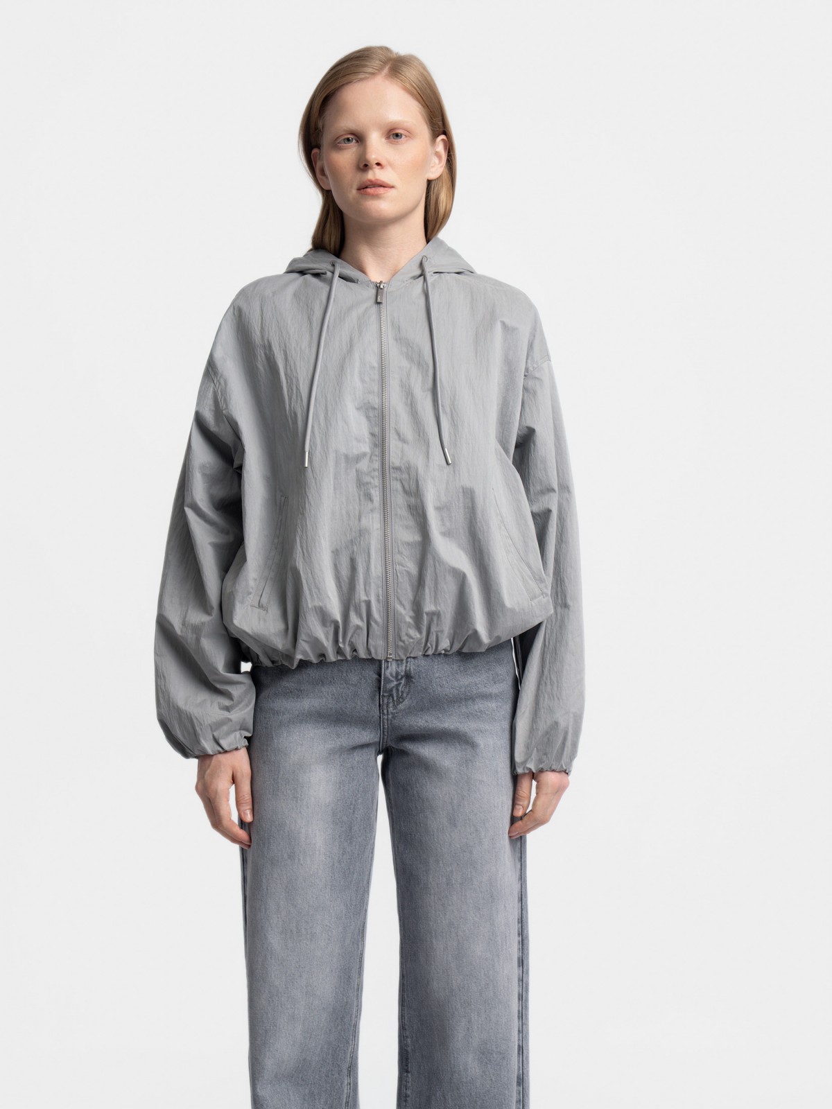 Куртка-ветровка с капюшоном без утеплителя