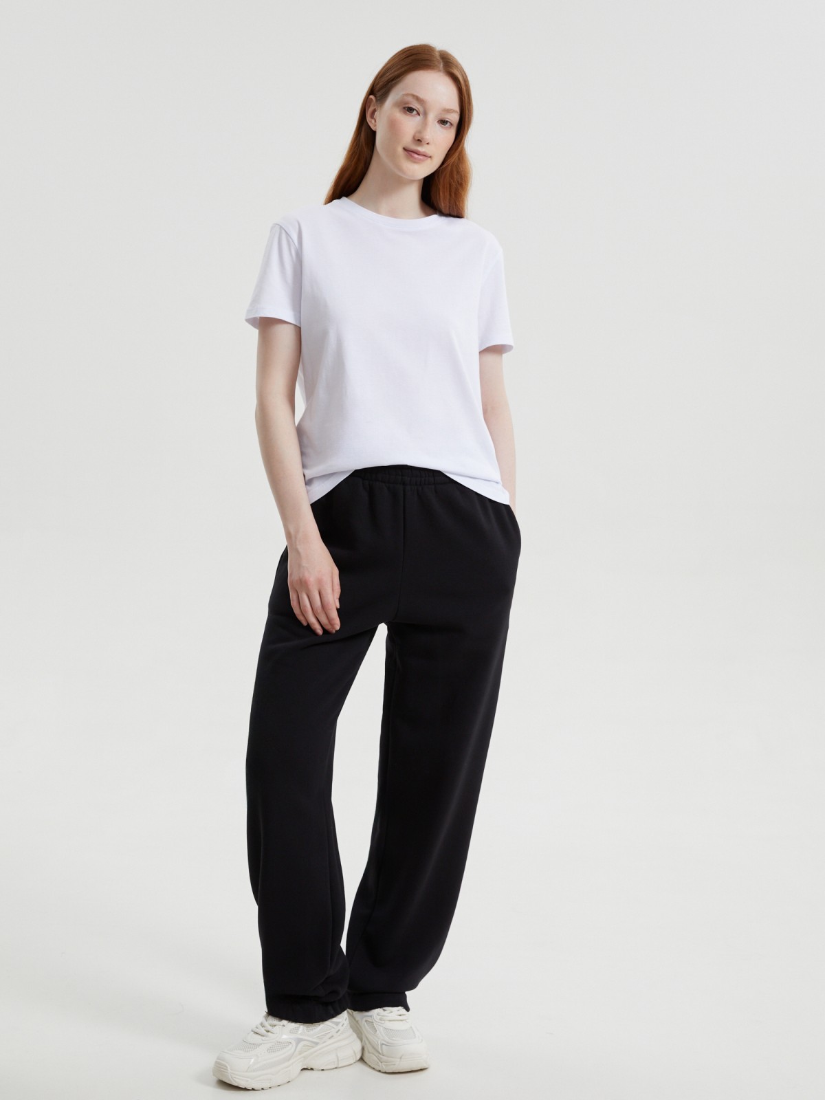 Трикотажные брюки-джоггеры на резинке 999₽