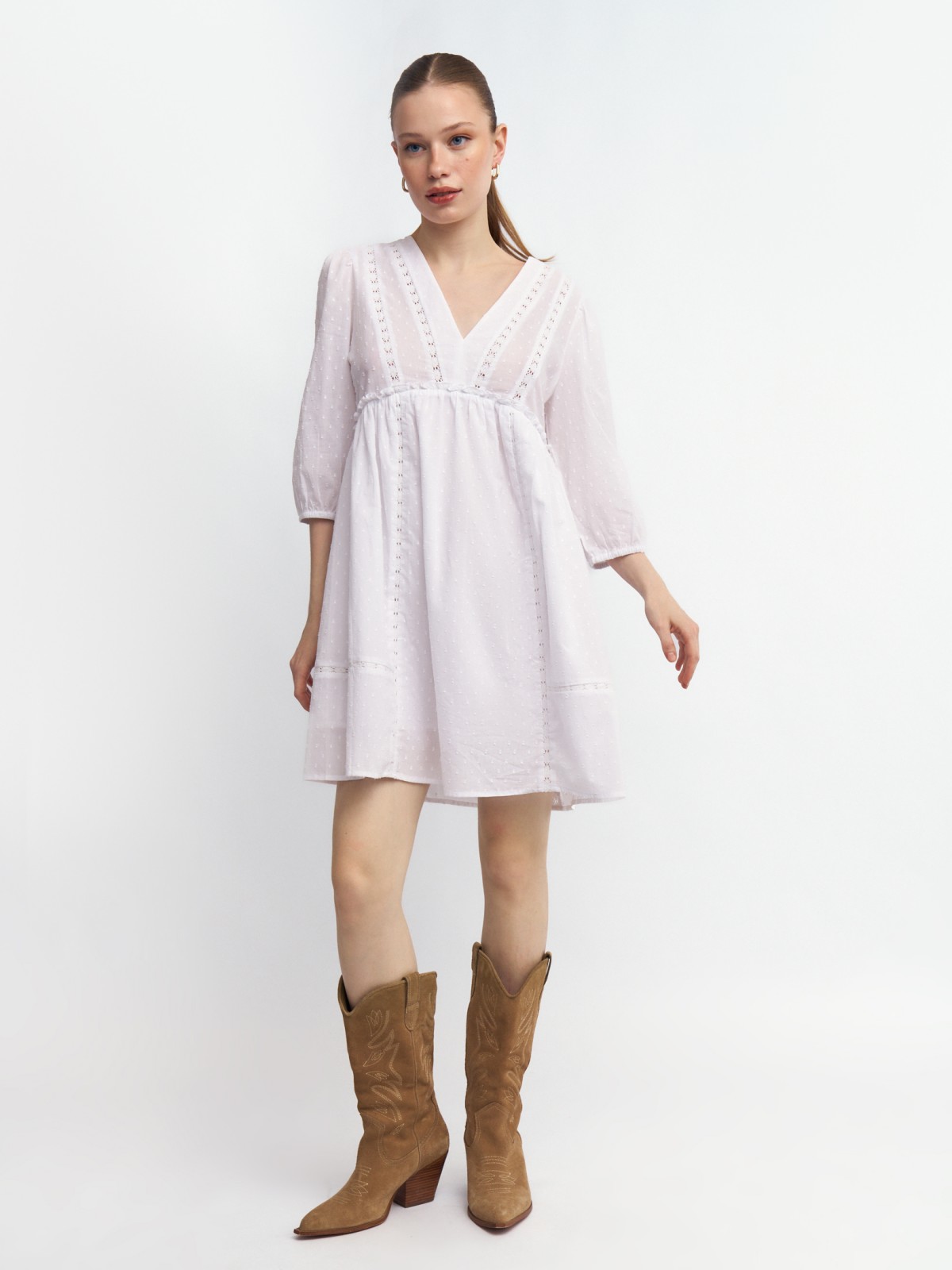 Платье из хлопка с кружевом и вырезом