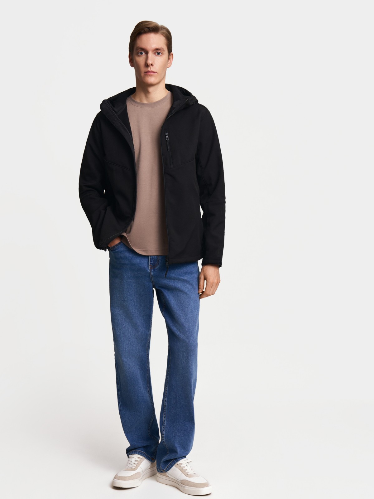 Лёгкая куртка-ветровка без утеплителя с капюшоном