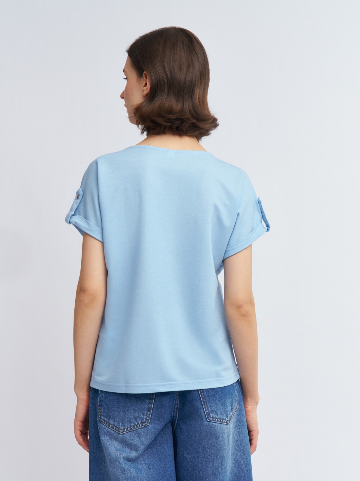 Блузка-футболка с коротким рукавом и брошью