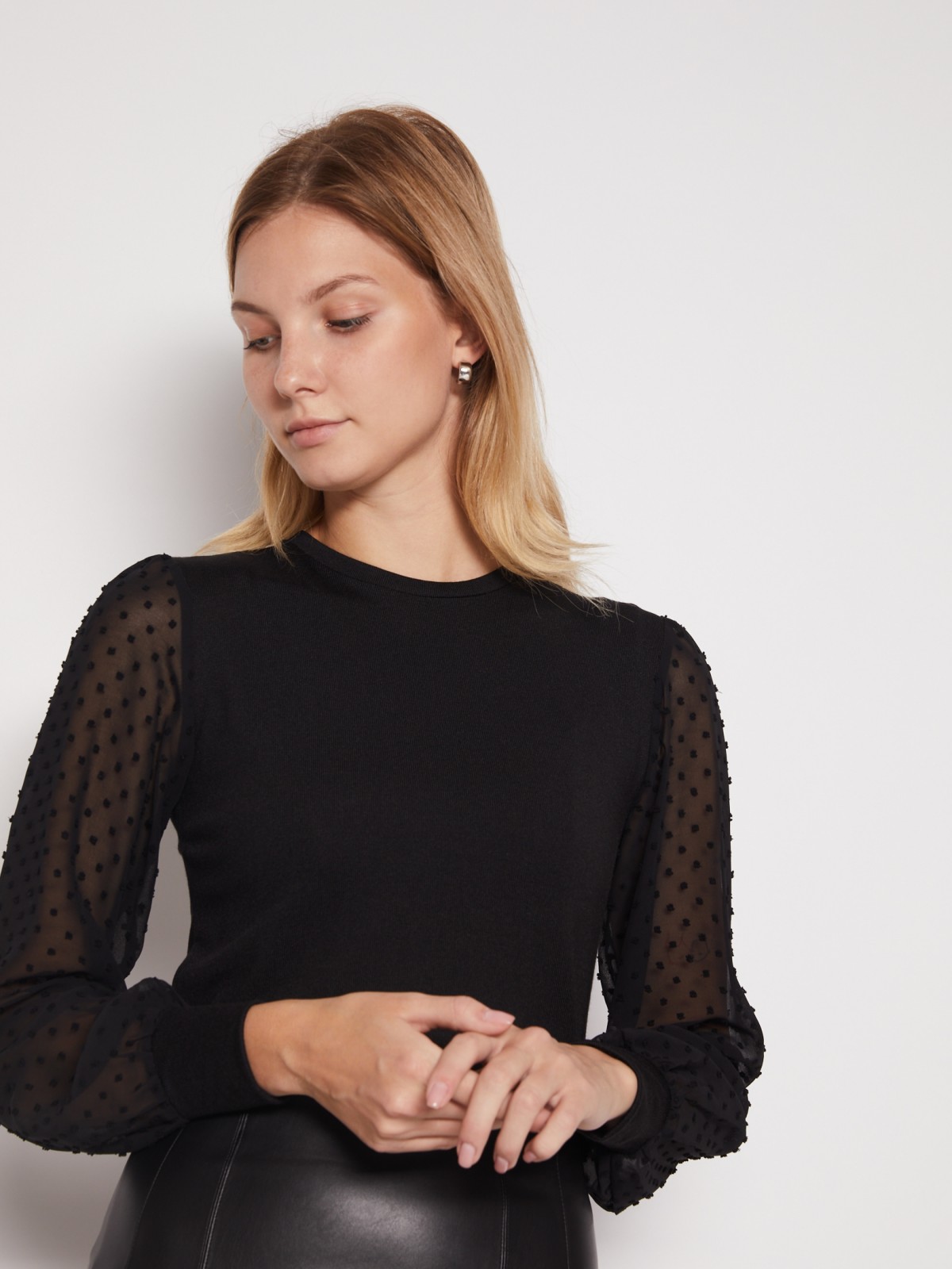 Блузка с акцентным рукавом