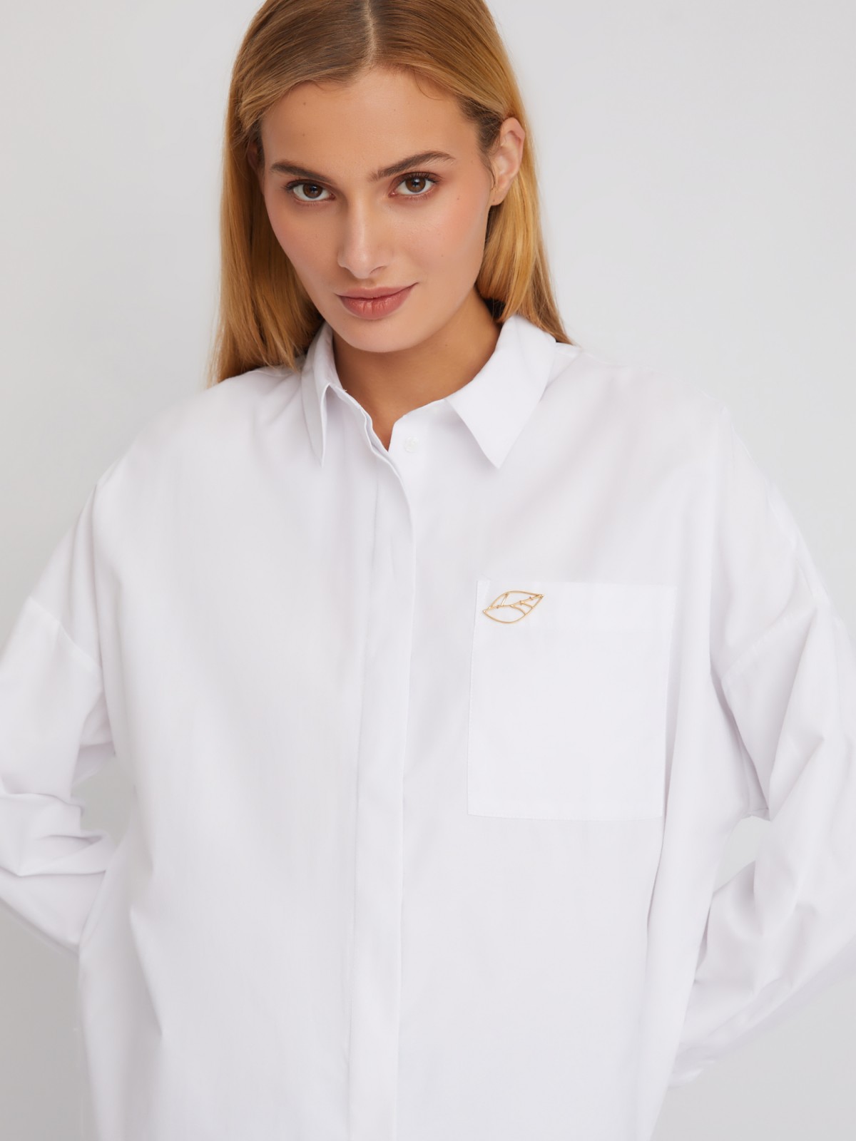 Рубашка оверсайз силуэта с металлическим значком-нашивкой zolla 02411117Y052, цвет белый, размер XXS - фото 3