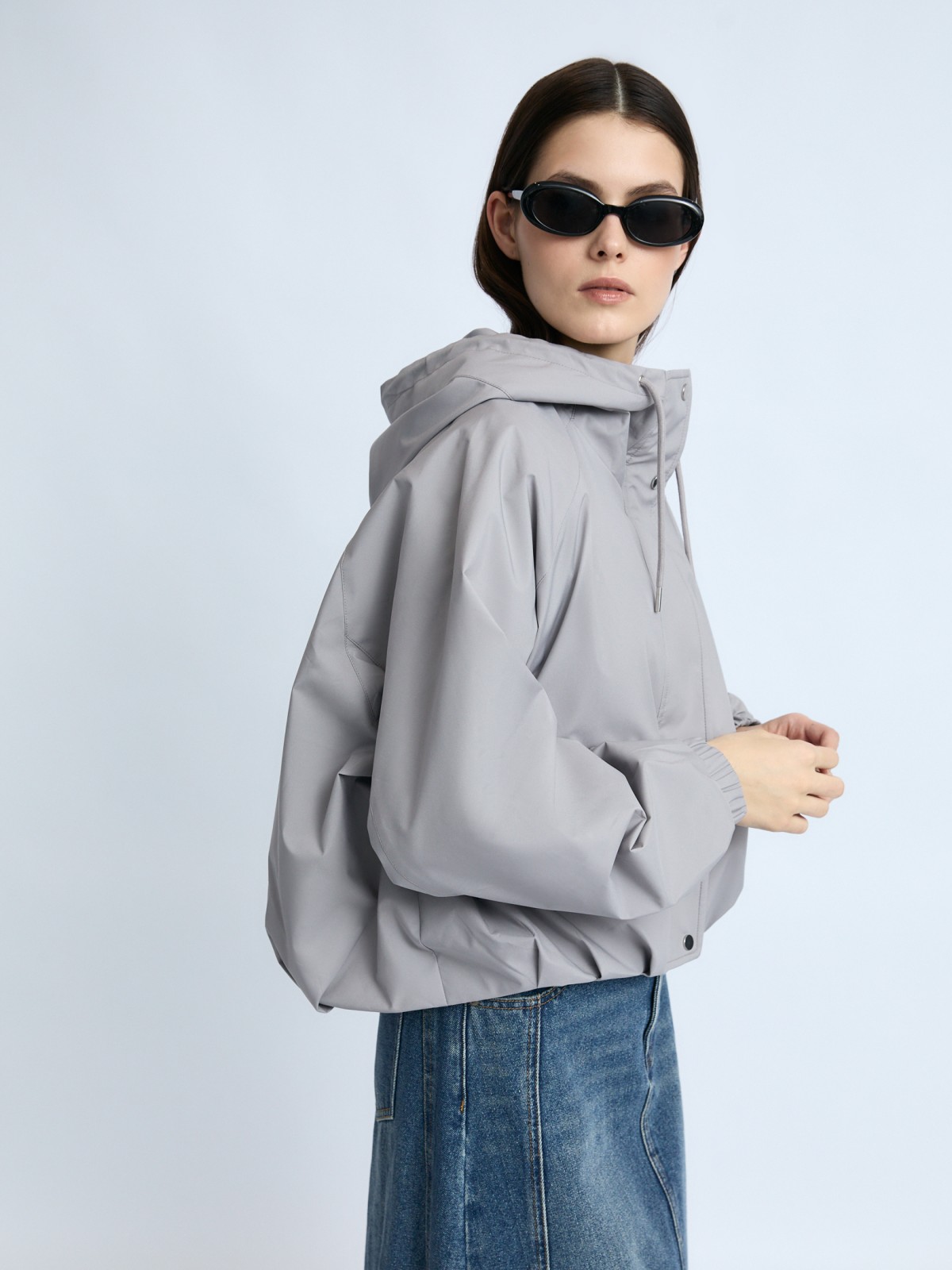 Куртка-ветровка с капюшоном без утеплителя