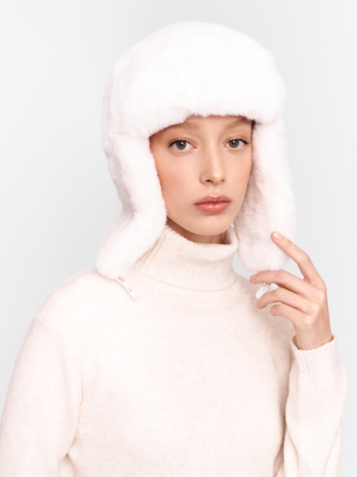 Тёплая шапка-ушанка из экомеха на синтепоне с флисом