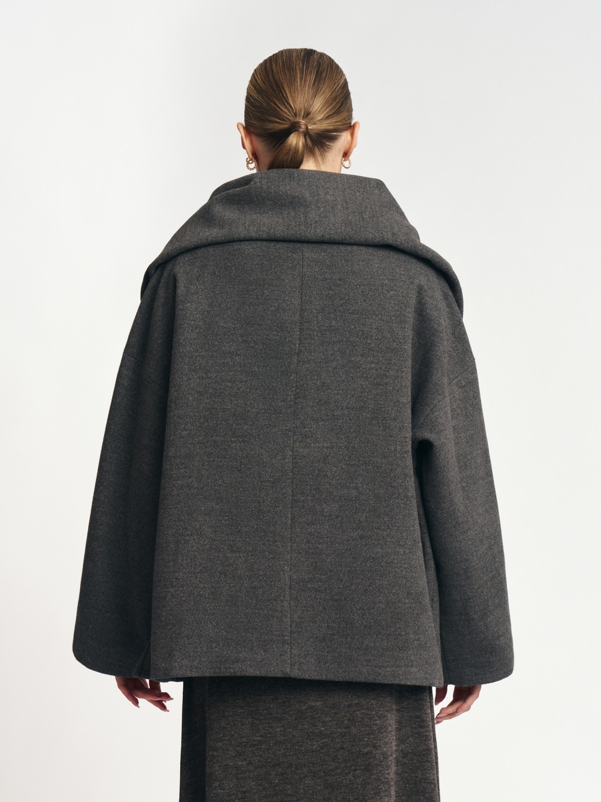 Короткое пальто кокон с шарфом