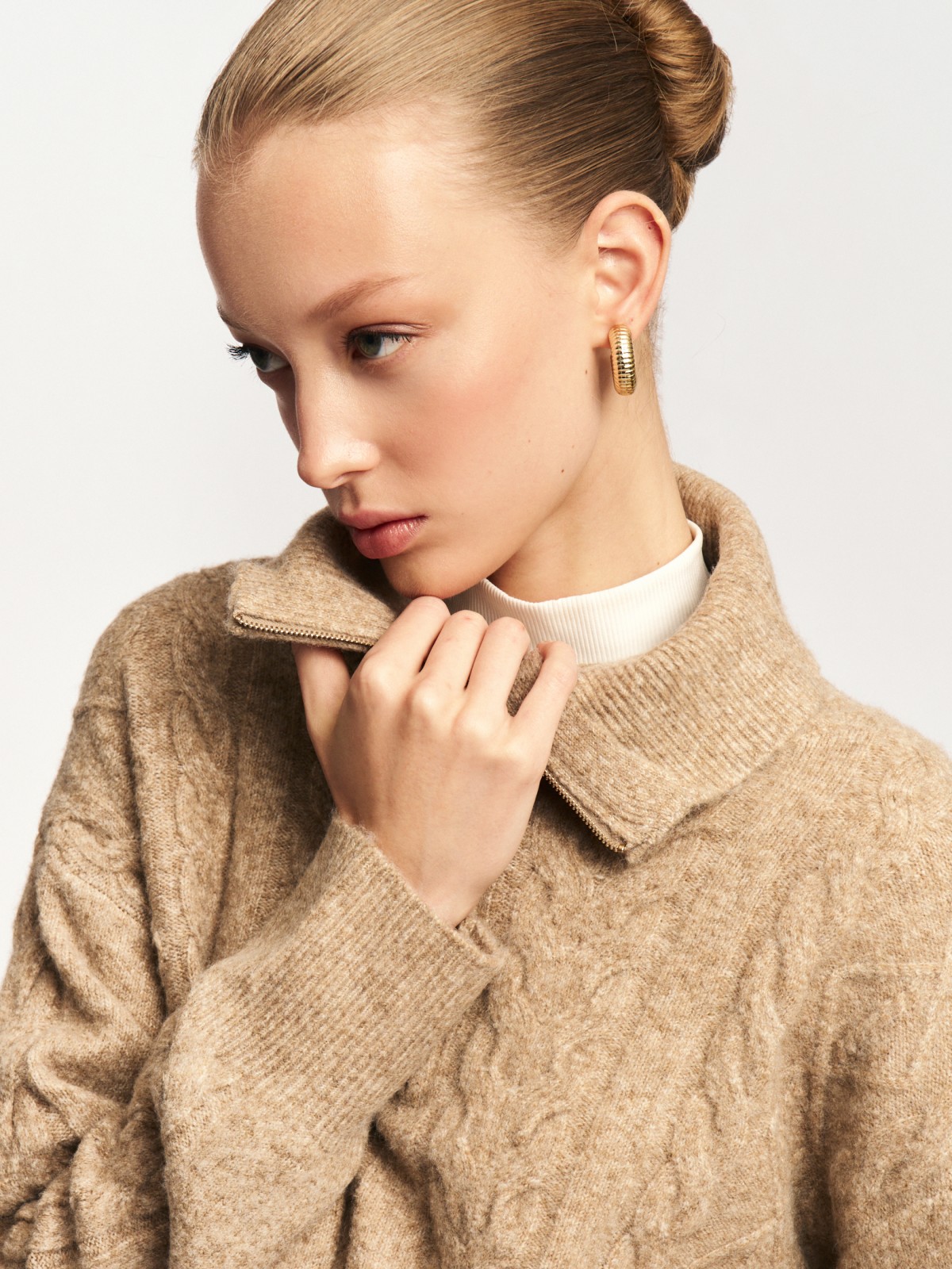 Вязаный свитер с воротником на молнии