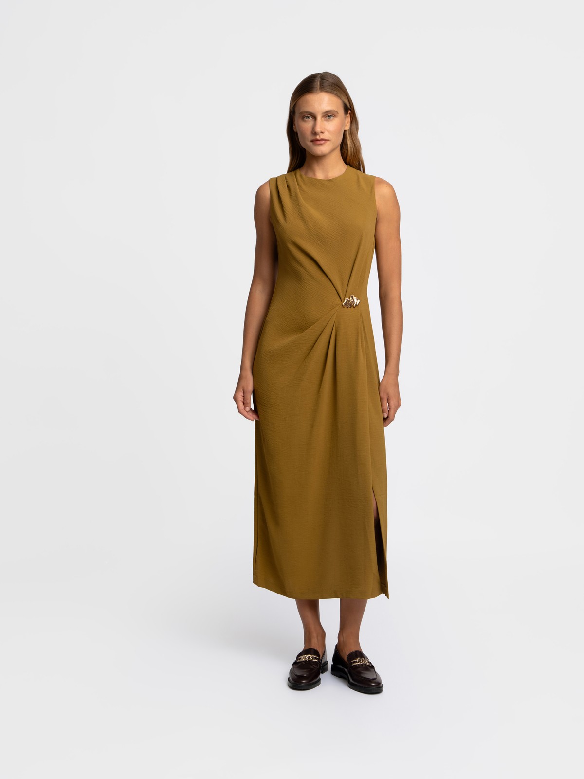 Платье миди с драпировкой без рукавов