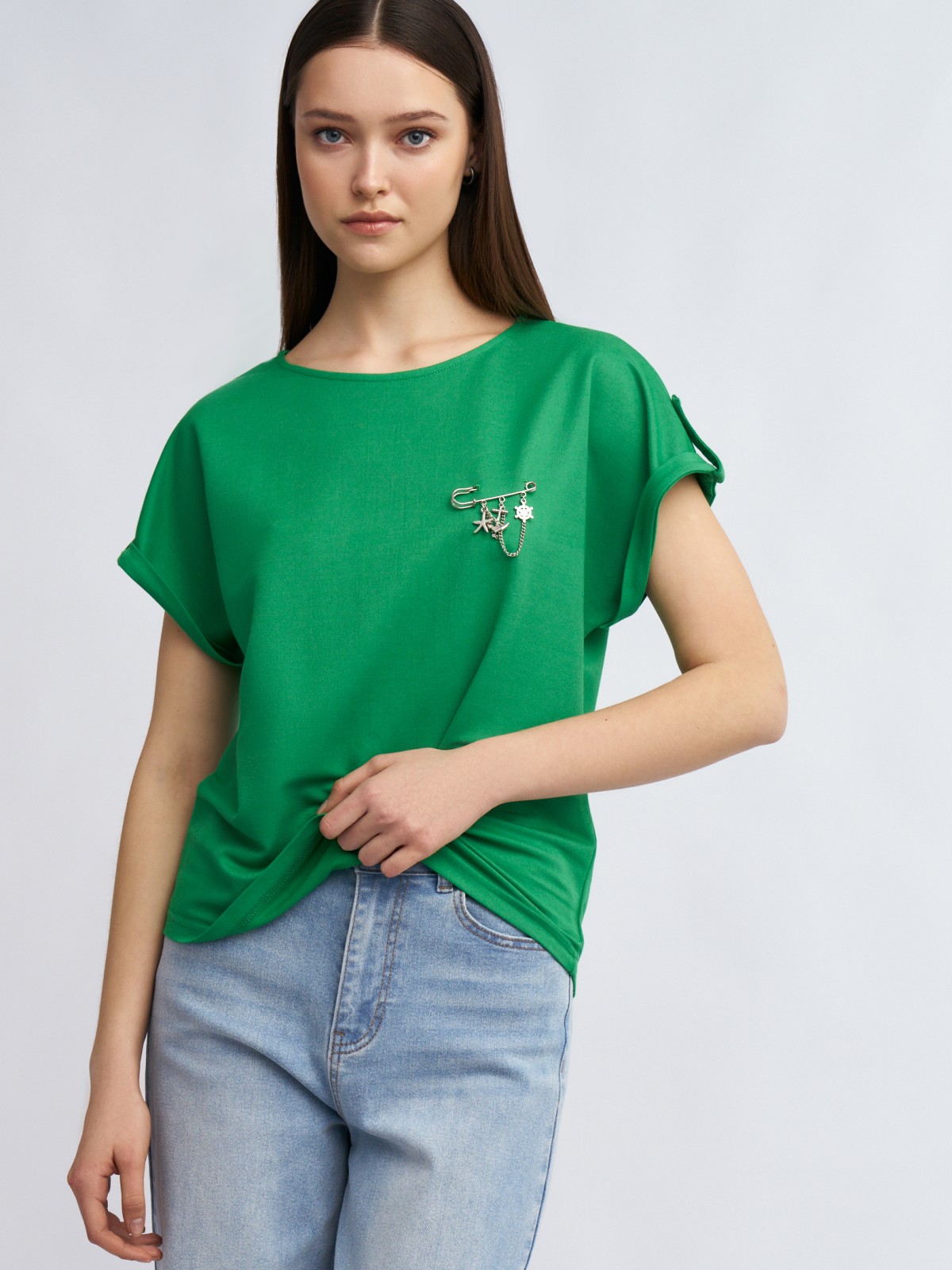 Блузка-футболка с коротким рукавом и брошью